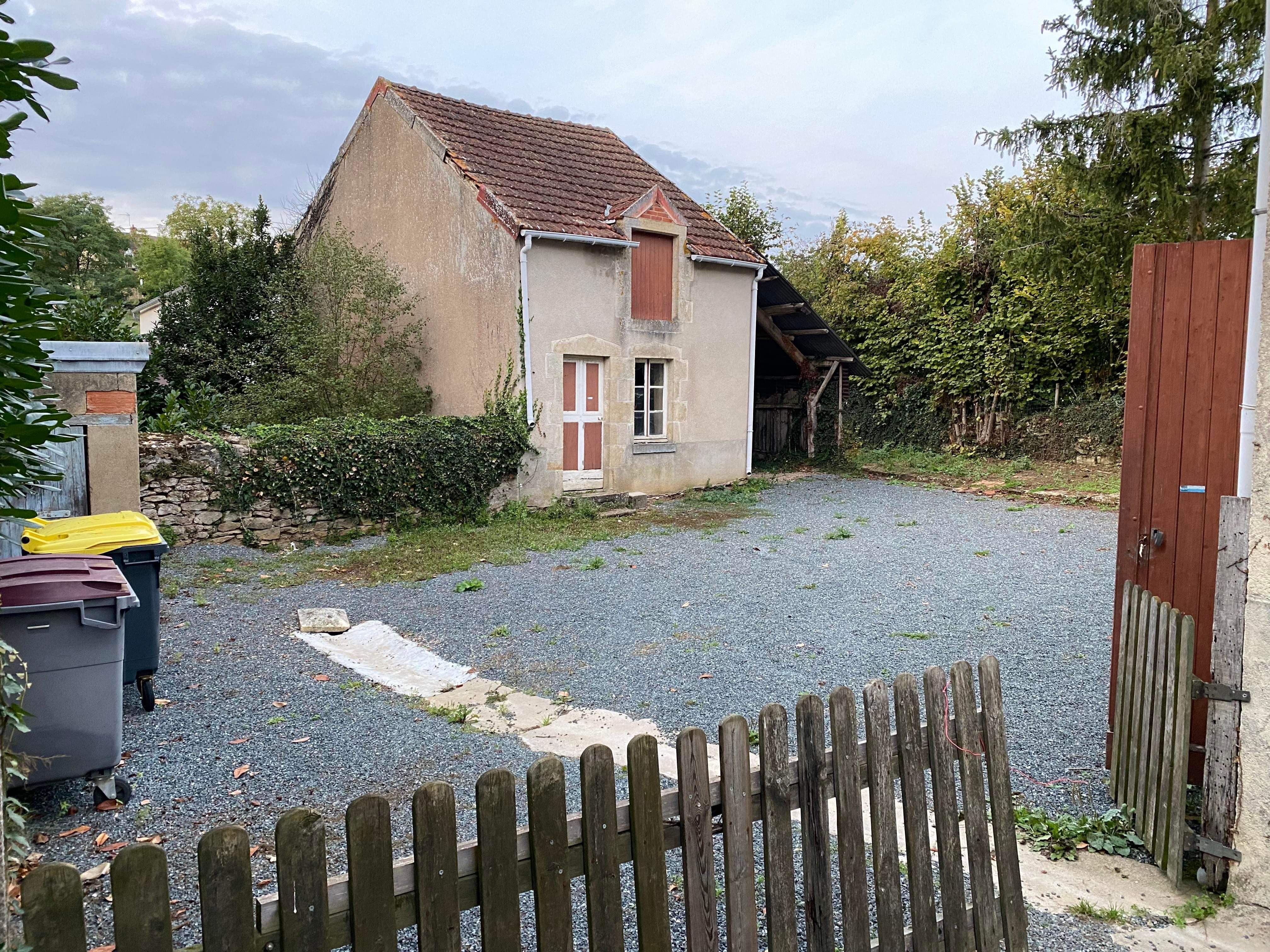 A VENDRE à MONTGIVRAY 36, dans commune de 1700 habitants, école maternelle et primaire à 200m, lycée et collège à 2km, D943 AXE Châteauroux - Montluçon à 1 km : Maison d'habitation ,  bar,  restaurant avec terrasse, licence IV, française des jeux, coin poste. Commerce au rez-de-chaussée (100 m2 environ) ; appartement à l'étage (100m2 environ) ; cave, garage, cour (300m2 environ), dépendance avec four à pain.