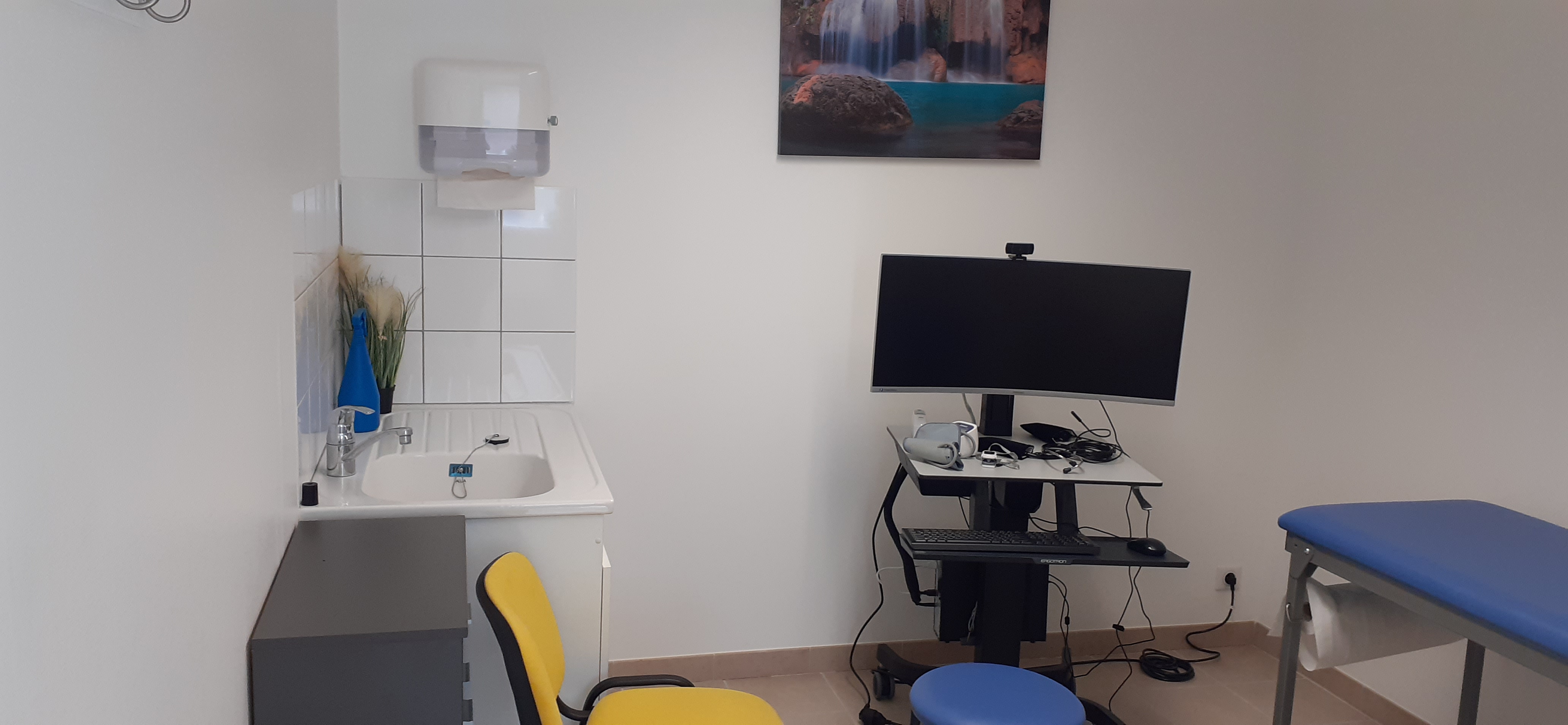 Un cabinet médical prêt à vous accueillir, un territoire mobilisé pour la santé .
Et si vous veniez exercer la médecine à la campagne ?

Situé au cœur du Parc naturel régional des Grands Causses, Montclar est un petit village de 126 habitants qui ne manque ni d'idées ni d'énergie pour améliorer l'accès aux soins !

Notre commune s'inscrit dans le Contrat local de santé (CLS) du Parc naturel régional des Grands Causses et sur le territoire de la CPTS Sud Aveyron. Notre cabinet médical est également rattaché à la Maison de santé pluriprofessionnelle (MSP) de Réquista.

Nous disposons d'un cabinet médical équipé, sans travaux à prévoir, doté d'un dispositif de téléconsultation. Nous avons également développé un service de télé-expertise dermatologique en collaboration avec deux infirmières libérales et des dermatologues.

Une kinésithérapeute et une ostéopathe exercent également sur notre commune.

Notre Maison Info Services Solidaires (MISS) accueille, écoute et accompagne les habitants dans toutes leurs démarches du quotidien : administratives, sociales, numériques ou liées à la santé, avec une attention particulière portée aux personnes âgées.

Nous proposons une installation libérale à construire ensemble.

Le cabinet est proposé à la location pour seulement 200 € par mois, soit 2 400 € par an.
Nous sommes ouverts à un exercice à temps complet, partiel ou partagé, selon vos souhaits .

 Et si vous veniez découvrir Montclar ?

Situé à la rencontre de quatre communautés de communes, Montclar bénéficie d'un bassin de population qui dépasse largement ses 126 habitants.
Un cadre de vie préservé, de magnifiques paysages, des professionnels de santé déjà présents et une municipalité prête à vous accompagner.

À Montclar, nous avons le cabinet, les équipements et la volonté de faire avancer les choses. Il ne manque plus que vous !

Venez nous rencontrer à Montclar. Nous serons heureux de construire ce projet avec vous .

Contact : Mairie 

Téléphone / 06 46 49 13 72

E mail / marina.vidal477@orange.fr