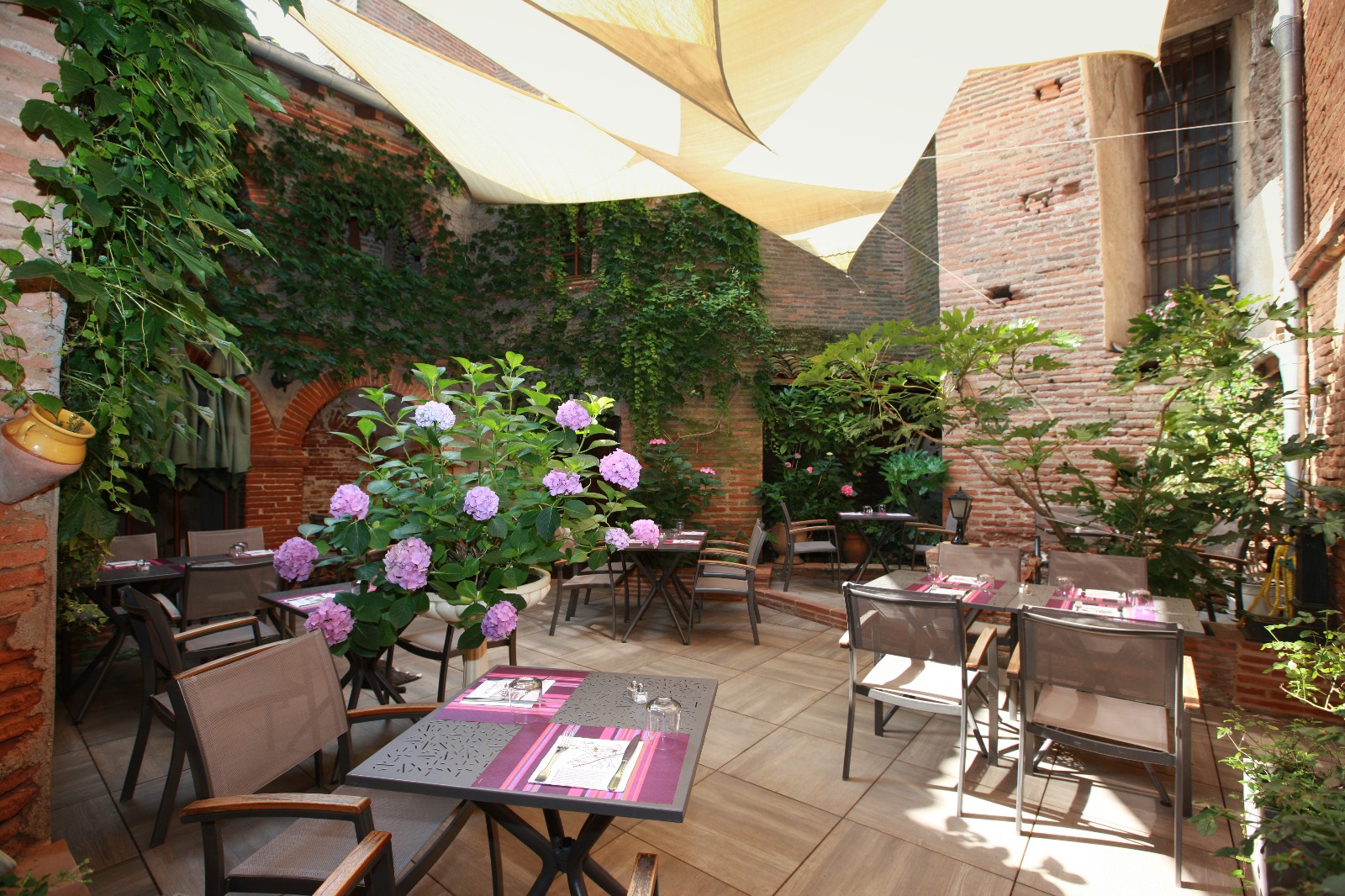 Bâtisse historique sur 3 niveaux incluant un restaurant, un appartement T4 et un plateau à aménager.

Situation géographique :
À mi-chemin entre Toulouse et Albi, au cœur du vignoble gaillacois, cet établissement se situe dans un très beau village du XIII siècle au bord du Tarn, tout près de sa place aux couverts connue pour être la plus vaste du Sud-Ouest.

Caractéristiques du bien

Au RDC :
Un restaurant d’une capacité de 40 couverts composé de 2 salles dont une avec une grande cheminée  utilisée actuellement pour les grillades, une cour intérieure ombragée à l’architecture typique de la région accolée au pied de l’église pouvant accueillir jusqu’à 30 couverts, une cuisine équipée et fonctionnelle.
Activité pérenne depuis plus de 35 ans avec une clientèle fidèle et touristique grâce à une situation géographique privilégiée et pouvant encore être développée.

Au 1er étage :
Un appartement de caractère de type T4 + mezzanine, constitué d’un salon salle à manger avec poutres apparentes et cheminée, 3 chambres entre 12 et 20m², une cuisine toute équipée et salle de bain.

Au 2éme étage: 
Un plateau à aménager d’une superficie égale aux étages précédents avec des huisseries neuves.

Au 3éme étage:
Un soleillou (élément typique de la région Albigeoise) avec une vue imprenable sur les toits du village 

N’hésitez pas à nous contacter pour plus de renseignements et photos si vous êtes intéressés