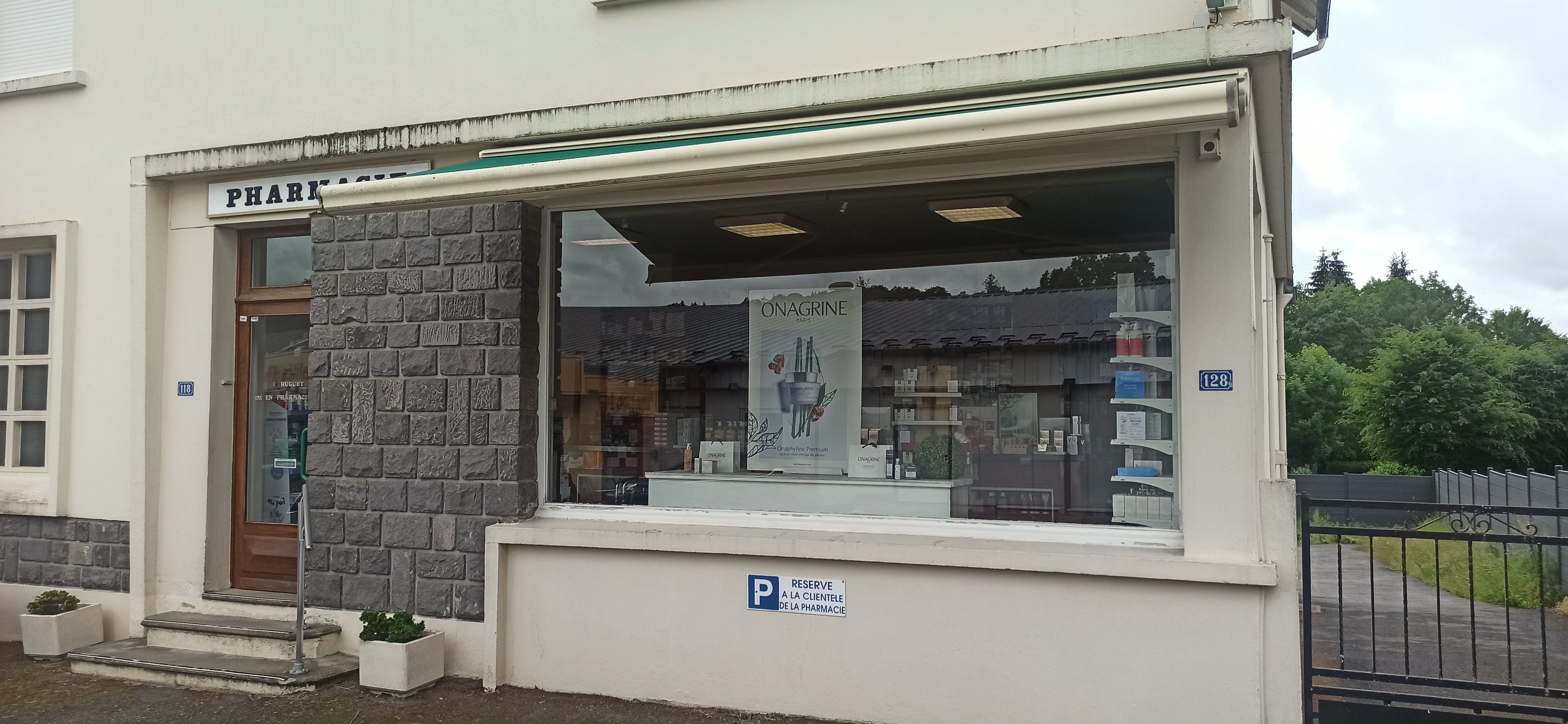 La pharmacie est située en Auvergne, au sud-ouest du département du Puy-de-Dôme, dans une région touristique de moyenne montagne (Massif du Sancy, plateau de l’Artense).

Le titulaire de l'officine cherche à transmettre son outil de travail pour cause départ en retraite.

La pharmacie est située en entrée de bourg, à 100 mètres de la place du village. Elle se situe en face d’une boucherie artisanale qui fait la renommée de ce village de l’Artense.

Cette petite officine rurale, seule du village, ne demande qu'à être développée car elle dispose d’un vrai potentiel. Elle offre une belle opportunité pour l'installation d'un jeune diplômé pharmacien ou un pharmacien en recherche de réinstallation pour prolonger sa carrière dans un secteur doté d'un excellent maillage de professionnels de santé.

La commune bénéficie en effet d'un réseau de professionnels de santé développé : généraliste, infirmiers, kiné, ostéopathe, naturopathe, vétérinaires. D’autres professionnels sont installés dans les communes limitrophes.

La clientèle est agréable, locale et touristique (présence notamment, à proximité de la pharmacie, d’un camping avec piscine, 56 emplacements pour caravanes et camping-cars, 9 mini chalets avec sanitaires du camping et 8 chalets avec sanitaires individuels sur 2 hectares de terrain). 

Bonne rentabilité de l’officine, faibles charges. Le montant de la transaction sera à débattre selon les règles et les pratiques de la profession.

A noter que la commune projette de réhabiliter intégralement un local en centre bourg, dans lequel s’installerait à court terme la pharmacie, jouissant ainsi d’une meilleure visibilité et de locaux totalement rénovés. Possibilité également d’aménager un logement au-dessus de la pharmacie. La commune attend qu’un repreneur soit identifié pour pouvoir construire ce projet avec lui. 
Dans tous les cas, la reprise de l’activité se fera donc au départ dans les locaux actuels. 

Les horaires d’ouverture actuels de la pharmacie sont les suivants : lundi au vendredi : 9h-12h / 14h-19h et le samedi matin de 9h00 à 12h30.

La commune se situe en zone FRR (anciennement ZRR), permettant des exonérations fiscales aux entreprises ainsi que des exonérations de charges patronales.

Bénéficiez également de l’accompagnement de la Communauté de communes Dômes Sancy Artense pour vous aider dans votre projet d’installation : recherche de financements, de logement, etc

Le cadre de vie :
Bienvenue à Bagnols, une charmante commune du Puy-de-Dôme (63) qui offre un cadre de vie idéal pour les jeunes ménages en quête d'espace, d'authenticité et d'une vraie qualité de vie.

Nichée au cœur d’un environnement préservé, la commune vous offre une déconnexion immédiate après le travail. C’est le terrain de jeu idéal pour vos futures randonnées dominicales, vos sorties trail ou simplement pour voir vos enfants grandir au rythme des saisons. 

Bagnols c'est aussi un village à taille humaine où la solidarité et la convivialité existent encore. Vous profitez du calme d'une vie à la campagne tout en restant à proximité des services essentiels, des écoles et des commerces de la commune et des bourgs voisins. C'est le parfait compromis pour concilier travail (au calme et au vert) et vie de famille épanouie.

La commune dispose de tous les services de quotidienneté nécessaires : école primaire, collège à 7km (La Tour d’Auvergne), épicerie (avec dépôt de pain de la boulangerie voisine), boucherie, restaurant réputé, services de santé, ludothèque intercommunale, bibliothèque communale, salon de coiffure et d’un riche tissu associatif. 

La commune dispose de nombreuses exploitations agricoles dont certaines proposant de la vente directe de viande et de fromages. 

Vivre s’installer à Bagnols, c’est également s’offrir un accès privilégié au célèbre Massif du Sancy.
- l’hiver : Les stations de ski (comme Chastreix-Sancy ou La Tour-d'Auvergne) sont à proximité immédiate. Une envie de ski alpin, de snowboard, de ski de fond ou de balade en raquettes ? Vous y êtes en un clin d'œil.
- L’été : Les stations se transforment en paradis du VTT, de la randonnée sur les crêtes. La commune dispose également de nombreux sentiers de randonnée pour découvrir la beauté et les spécificités du plateau de l’Artense. Le lac de La Tour-d'Auvergne, tout proche, vous attend pour des baignades estivales rafraîchissantes.

Votre nouveau projet de vie commence ici.

À Bagnols, oubliez la course contre la montre de la vie citadine et réinventez votre quotidien au cœur d'une nature généreuse. L'Auvergne vous tend les bras, et Bagnols n'attend que vous !
