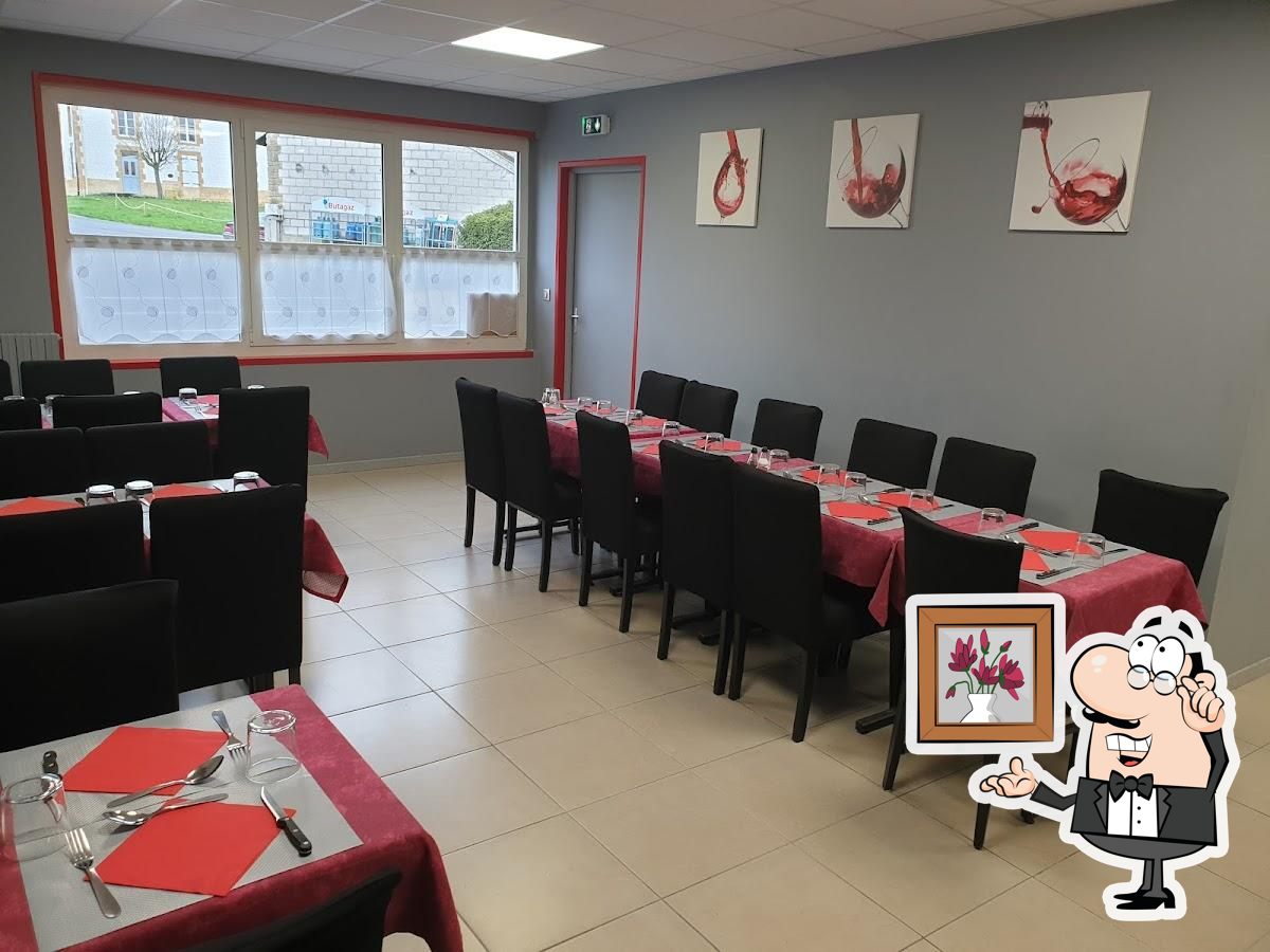 Unique restaurant du village et des villages alentours : salle de 25 couverts, Cuisine & salle équipée, de plain-pied face à la Mairie avec parking. Commerce propriété de la mairie en cours de rénovation. Contact : Mairie de Machault
Profil des repreneurs : idéal pour un couple. Cuisinier (F/H) qualifié. Proposer une offre variée de produits locaux et de plats à emporter. Service traiteur recherché sur le secteur.
Machault est une commune dynamique de plus de 500 habitants : un pôle scolaire, un périscolaire, une maison de santé avec une propharmacie, une boulangerie-pâtisserie, un garage, un relais-poste, un salon de coiffure, un notaire, taxi, … La ligne directe de bus Vouziers-Machault-Reims.
