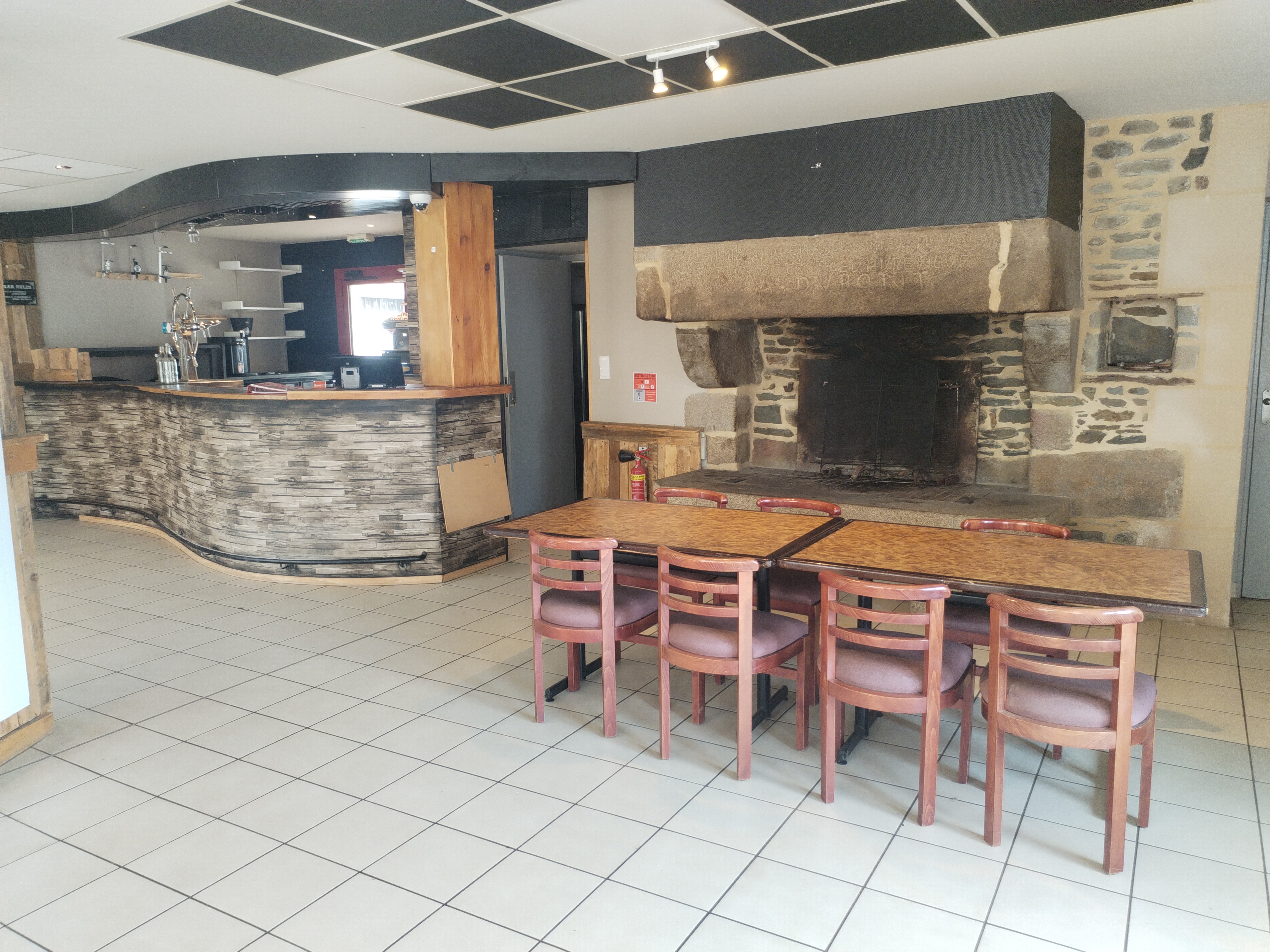Cuves, commune rurale mais dynamique de 260 habitants au cœur du Sud Manche, recherche personne motivée pour reprendre son commerce multiservices en location gérance : restaurant, bar (licence IV), dépôt de pain … Potentiel pour développer d’autres services.
L’établissement comprend au rez-de-chaussée, une partie bar ouvert sur les deux salles de restaurant lumineuses (pour 30-40 couverts chacune). L’une est agrémentée d’une belle cheminée en pierre ouverte et l’autre d’une cheminée équipée d’un poêle à granulée. Une terrasse extérieure complète la capacité d’accueil aux beaux jours.
Une cuisine totalement équipée est desservie par plusieurs pièces comprenant notamment une laverie et une chambre froide. 
Au-dessus du commerce, logement de 121 m², comprenant : une pièce à vivre avec coin cuisine, un salon, 2 chambres, une salle d’eau, une 3ème chambre indépendante avec salle de bain et une grande pièce supplémentaire pouvant faire office de salon, chambre, bureau… + cour privative.
Clientèle locale à fidéliser, cuisine familiale et menus ouvriers à privilégier et à développer, avec un réel potentiel.
Compétences indispensables : vous devez avoir des diplômes dans le domaine de la restauration et/ou de sérieuses références et savoir tenir une comptabilité.
Si vous êtes d’un tempérament entreprenant, ouvert aux autres, disponible, avec un esprit rural et le sens de l’accueil,
Merci de nous adresser dans un premier temps votre candidature, en nous précisant de façon détaillée :
-	Votre expérience et celle de votre conjoint(e) si vous souhaitez vous installer à 2
-	Vos formations (scolaires et autres)
-	Si vous avez des enfants (nombre et âge)
-	Pourquoi vous souhaitez vous installer chez nous, surtout si vous n’êtes pas dans notre secteur 
-	géographique
-	Si vous avez déjà un projet pour l’établissement…
Aucune visite ne sera organisée sans ce minimum d’information.
Locaux disponibles de suite.