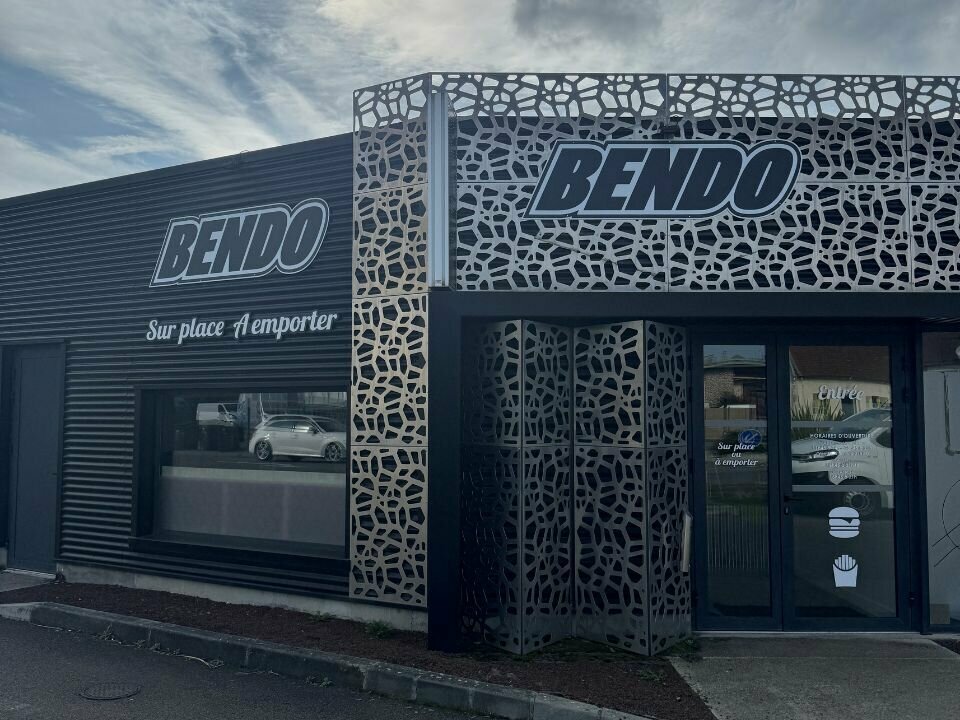 Découvrez ce local commercial de 47,35 m² à vendre. Idéalement situé sur un axe très fréquenté entre Brive-La-Gaillarde et Malemort, à proximité immédiate d’une zone d’entreprises dynamique et d’un lycée, ce local bénéficie d’un emplacement stratégique avec un fort passage tout au long de la journée. Avec une activité en pleine croissance depuis son ouverture, le commerce doit malheureusement être cédé pour des raisons de santé. C’est une belle opportunité à saisir pour lancer ou développer votre activité dans la restauration rapide : burger, kebab, pizza, poké tout est possible !