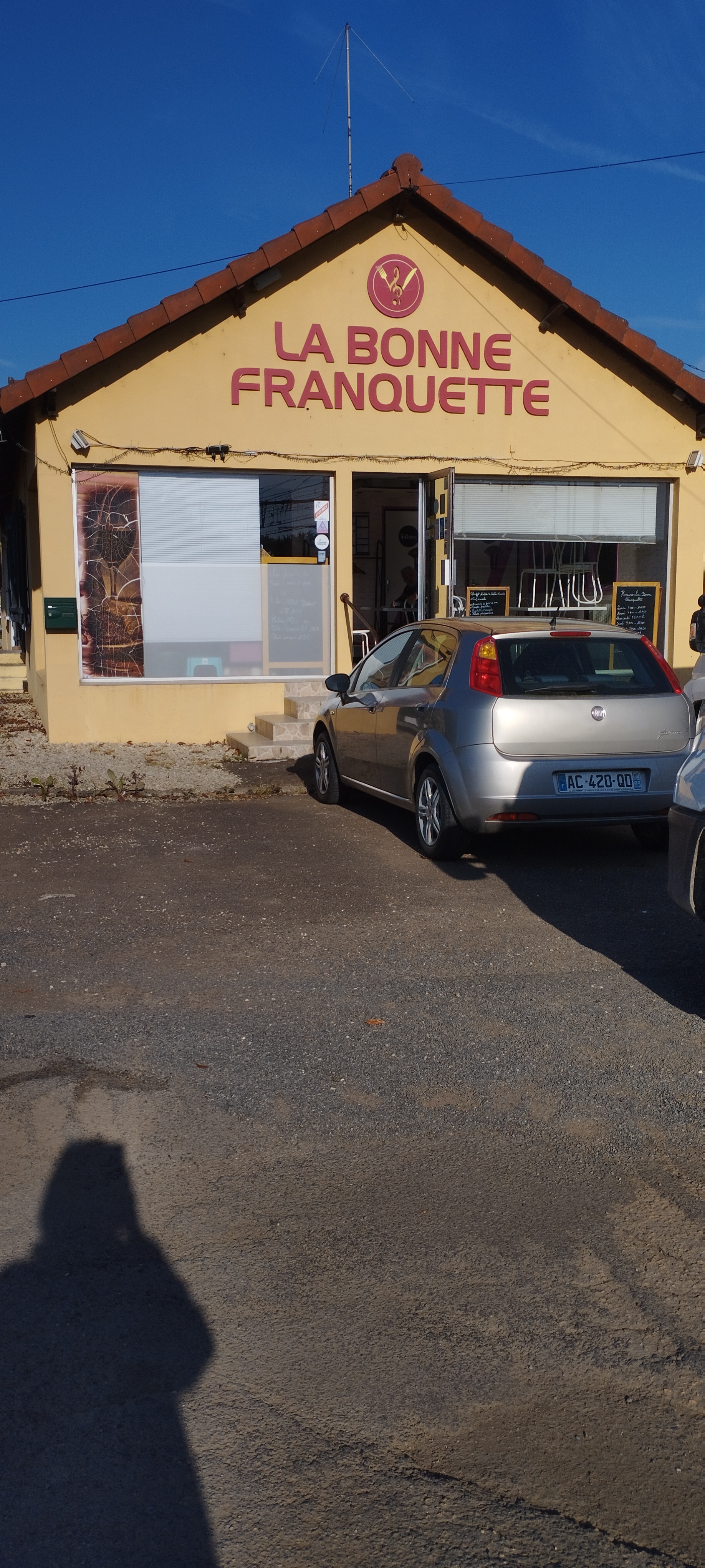 Restaurant traditionnel peut accueillir jusqu'à 50 couverts, grand parking. Situé sur axe principal, aucune gêne de voisinage, nous sommes ouverts principalement les midis, un jour de fermeture, loyer 1200 euros et possibilité d'acheter les murs 
Possède un petit logement 
Possibilité de se développer en ouvrant les soirs 
Vente cause retraite 
Pour tous renseignements nous contacter au 0676219909