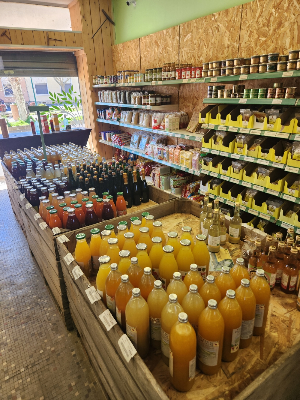 Vente de produits en direct des producteurs
Epicerie généraliste
Possibilité de developper la vente à emporter et sur place
LIcence 3 (alcool jusqu'a 18°)
Vente des murs 158m² et matériel d'exploitation compris