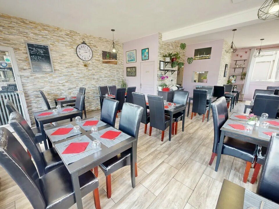 Fonds de commerce de restaurant d’environ 68 m² à céder dans le quartier Notre-Dame du Havre. L’établissement comprend une salle de restauration d’environ 52 m², une cuisine de 13 m² dotée d’un système d’extraction dont l’entretien et les révisions sont à jour, et une cave/réserve d’environ 60 m² pour le stockage. D’une capacité d’environ 40 couverts, l’affaire bénéficie d’une clientèle fidèle et régulière et d’un réel potentiel de développement, l’établissement étant actuellement fermé le mercredi, le dimanche et tous les soirs sauf les vendredis et samedis. Une terrasse extérieure, avec possibilité de développement, complète l’ensemble. Idéale pour une première installation. Cession du fonds de commerce avec reprise du bail commercial 3/6/9 ans.

Surface totale : 68 m² comprenant une salle de restauration d'environ 52 m² et une cuisine de 13 m², complétés par une cave/réserve d'environ 60 m².

Prix de cession du fonds de commerce : 74 100 € (honoraires d'agence inclus)
Loyer annuel : 5 246,52 € HT HC
Charges annuelles : 2 266,32 €
Taxe foncière estimée : 1 611 €

Annonce proposée par Pôle Implantation Commerce, service d'accompagnement des porteurs de projets commerciaux (réf. Ref076302).