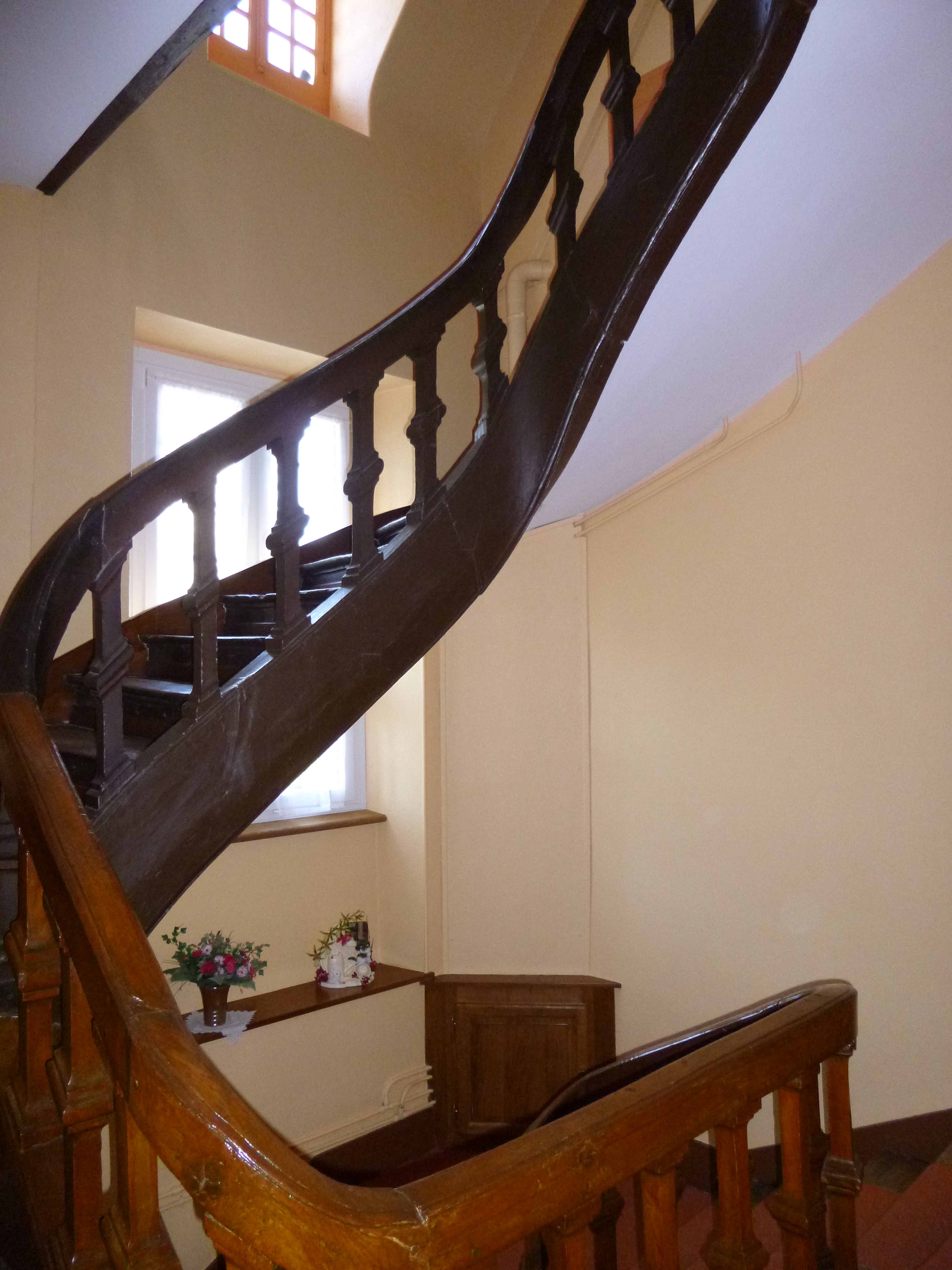 À VENDRE : Ensemble Hôtel-Restaurant du XVIIIe siècle avec Jardin –AIGURANDE (36140) – 148 000 €

Une pépite rare entre Pays de George Sand et Vallée de la Creuse
Dans une charmante petite ville de l’Indre, entre nature préservée et patrimoine culturel, cet ensemble hôtelier du XVIIIe siècle ne demande qu’à retrouver sa vitalité et à écrire une nouvelle page de son histoire. Authentique, spacieux et riche en potentiel, ce lieu emblématique offre un cadre de vie et de travail exceptionnel, au cœur d’une région dynamique et accueillante.
 
Petit clin d’œil à son histoire récente : l’hôtel a participé à l’émission "Une nuit à l’hôtel" diffusée sur TF1 en 2017, et s’est brillamment classé 2ᵉ ! Une belle preuve de son charme et de son potentiel d’accueil.
 
Composition du bien :
•	Surface habitable : 446 m²
•	Salle de restaurant de 58 m²
•	Salle de réception de 50 m²
•	Bar de 55 m² avec salon
•	Cuisine professionnelle entièrement équipée pour redémarrer une activité sans délai
•	Deux caves voûtées en pierres communicantes de 24 m² chacune dont une avec chaudière au gaz de ville
•	Cour intérieure, dépendances, et jardin arboré sur un ensemble de 1800m2.
•	En contrebas du jardin, possibilité d'aménager un potager

Au premier étage :   9 chambres, dont 5 avec salle d’eau privative 
Au deuxième étage : 1 chambre, 5 mansardes aménageables en chambres, et grenier 50 m². 
 
Cadre de vie et services à proximité :
•	Commerces, école, collège, médiathèque, cinéma, marché hebdomadaire,
•	Tissu associatif important
•	Maison de santé pluridisciplinaire
•	Environnement naturel propice au tourisme vert, à la culture et à la détente
 
Accessibilité :
•	3h30 de Paris en voiture
•	40 minutes de Châteauroux, 30 minutes de Guéret
 
Un lieu à très fort potentiel pour relancer et développer un hôtel restaurant, ouvrir des chambres d’hôtes, héberger des groupes ou organiser des événements privés.
Possibilité d’accompagnement dans le cadre de projets d’installation en milieu rural.
 
Prix de vente du bâtiment avec équipement : 148 000 €
Licence IV disponible en supplément : 7 000 €
(La licence ne sera vendue qu’avec l’acquisition de la bâtisse.)
 
Vous avez un projet d’entrepreneuriat en zone rurale ? Ce lieu n’attend que vous pour revivre et écrire une nouvelle page de son histoire !
Coup de cœur assuré ! Un bien rare, plein de charme et chargé d’histoire.