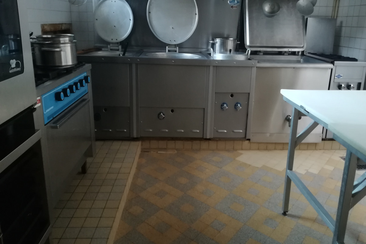 A reprendre fond de charcuterie traiteur, situé entre Orléans et Etampes.
Stationnement gratuit devant le magasin. Tous commerces à proximité.
Un marché le dimanche matin. Magasin de 55 m2 climatisé avec 7 mètres linéaire de vitrine. La partie cuisine et réserves sur 90 m2.3 salariés + le gérant. Matériel en bon état. Logement F3 au 1er étage.
Loyer  mensuel 750 ? HT.
Prix de vente du fond 60 000 ?.Possibilité vente des murs.
Accompagnement possible du repreneur par le gérant.