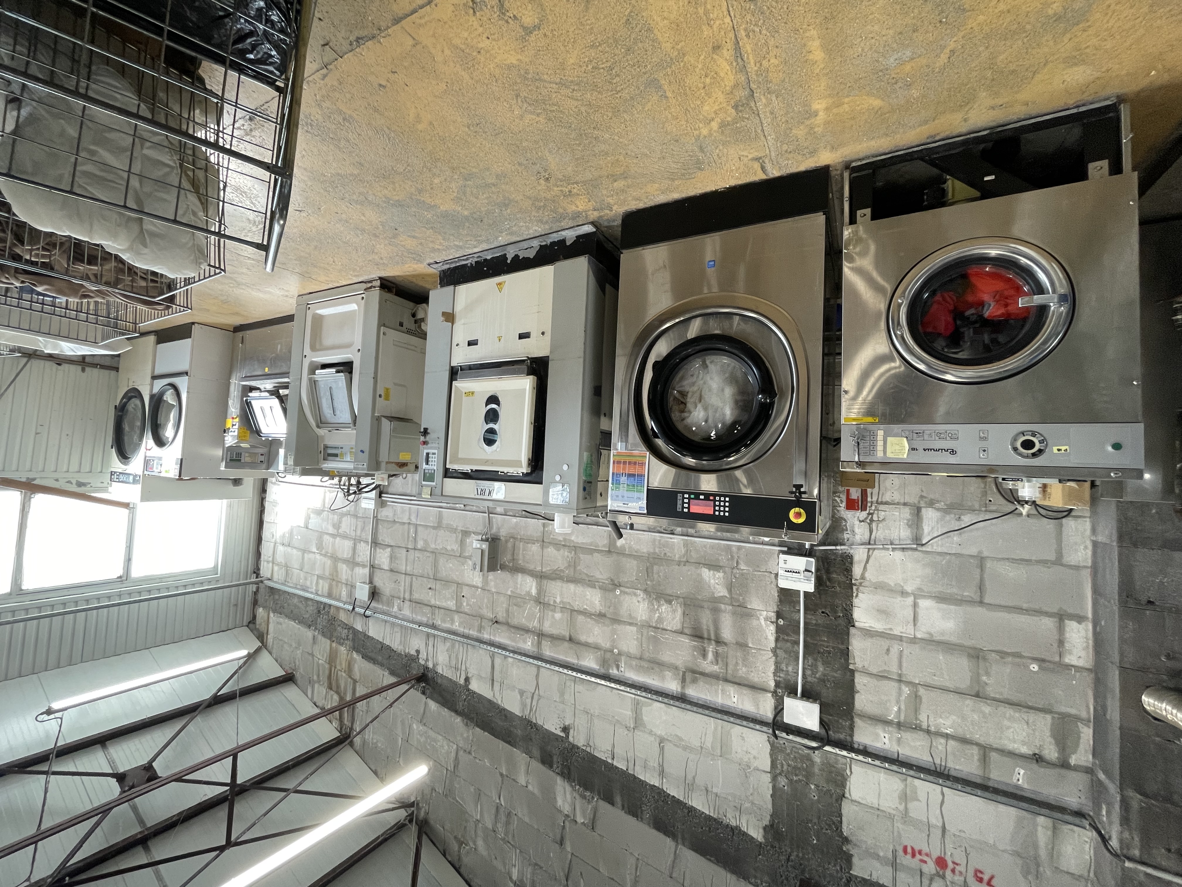 A VENDRE - FOND PRESSING & BLANCHISSERIE - ALPES DU SUD.

Opportunité rare dans les Alpes du Sud :
Fond de blanchisserie et pressing bénéficiant d'une excellente réputation et d'une clientèle diversifiée.

Activité :
Pressing et blanchisserie, cuirs, daim ,fourrure, ameublement pour particuliers, professionnels et collectivités.

Chiffre d'affaires :
376 049€ HT annuel, avec une activité stable et un fort potentiel de développement.

Implantation

- 1 site principal de production avec accueil clientèle
- 2 points de réception supplémentaires ( départements 04 et 05 )
- Service de livraison couvrant l'ensemble du département 05
- Réseau de dépôts existants ( pressing/blanchisserie)

Atouts :
- Clientèle fidèle et diversifiée ( particuliers, professionnel, collectivités)
- Organisation déjà en place avec logistique opérationnelle
- Bonne visibilité locale
- Potentiel de croissance ( développement B2B, augmentation des tournées, nouveaux dépôts )

Prix de vente :
250 000 €

Dossier complet et informations complémentaires sur demande.

Contact :
Pour toute information ou organisation d'une visite, merci de nous contacter au 0492510479