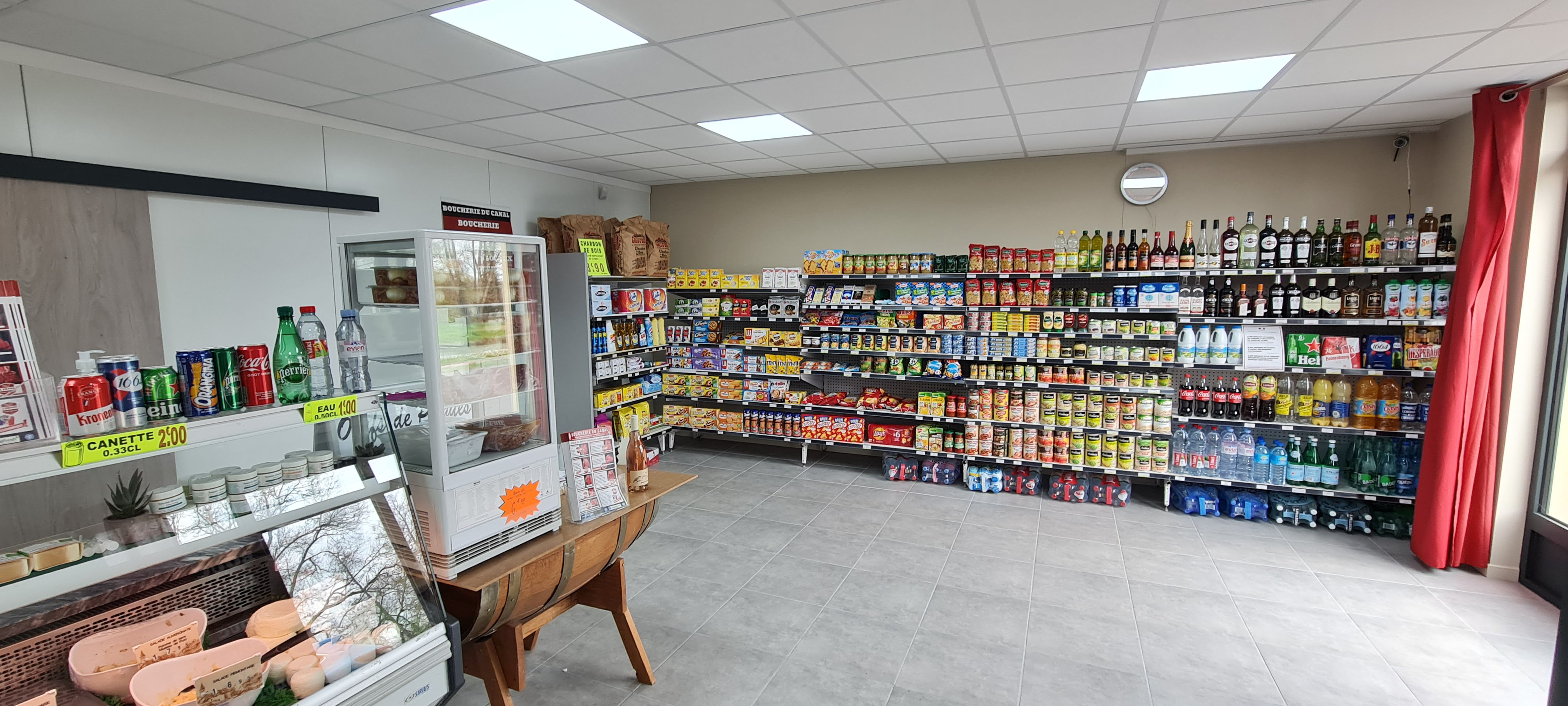 Fond de commerce à vendre à Cercy la Tour.
Boucherie charcuterie traiteur à emporter.
Site internet avec vente en ligne, clé en mains.
Cette Boutique climatisée en parfait état, saura accueillir tous les projets de son prochain propriétaire.
Commerce de très bonne renommée, clientèle fidèle. Se trouvant au bord du Canal du Nivernais et du Vélo route (fort potentielle touristique). Pas de salariés à reprendre
le local se compose
- d ' un magasin climatisé de 70 m2 avec vitrine
L' arrière boutique de 80 m2 se compose
-1 chambres froide
-laboratoire de charcuterie , boucherie avec matériel
- un bureau
- une réserve / garage
- Emplacement stratégique avec un parking dédié pour l'accueil des clients
Loyer de 600€ht mensuel
Horaire ouverture 7h30 13h00 et 15h00 19h du mardi au samedi , dimanche 8h00 12h00 et fermé lundi et mercredi après-midi.
Bon CA

C’est une belle opportunité pour un professionnel souhaitant s’installer rapidement dans un cadre magnifique, avec une clientèle fidélisée et un emplacement de premier choix. Idéal pour un couple.