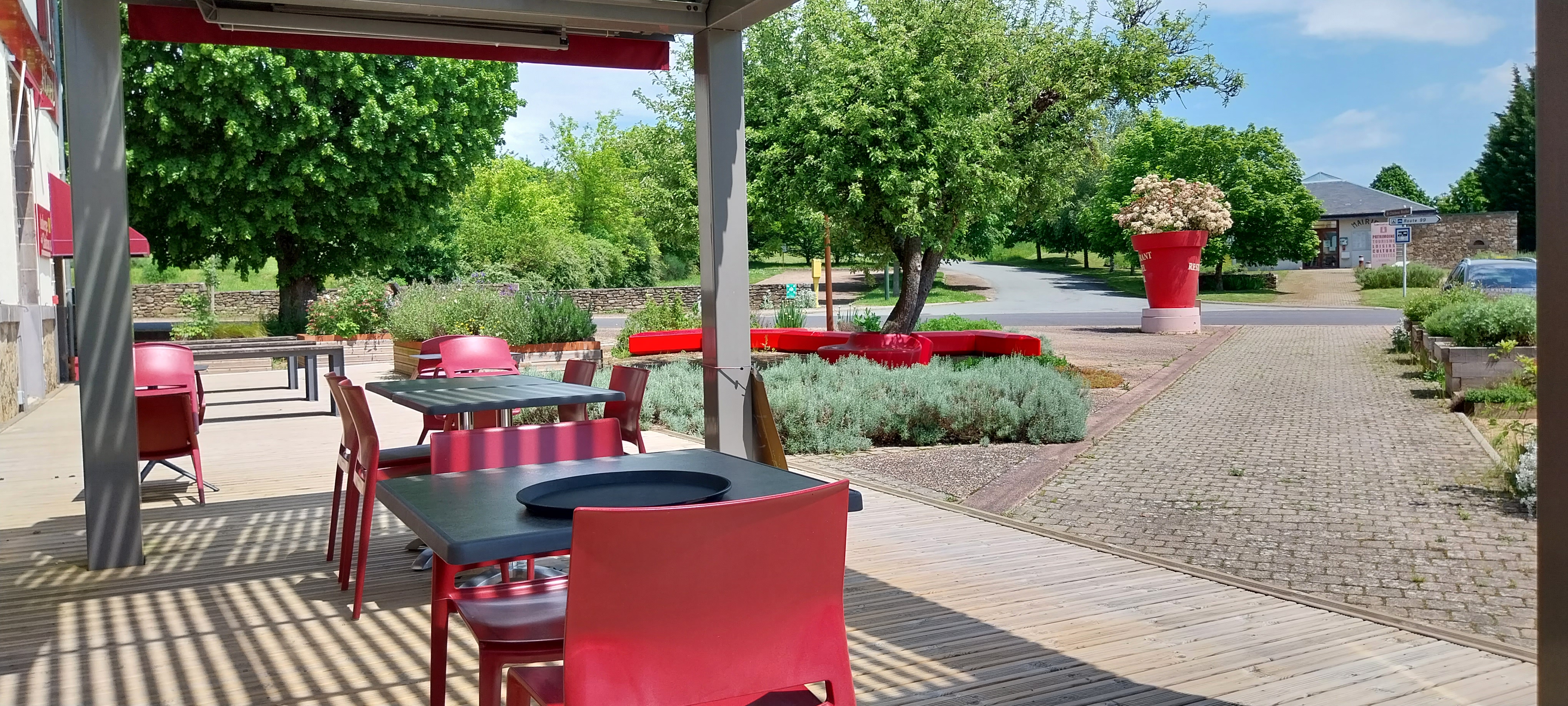 A vendre fonds de commerce Restaurant, Bar et petit Hôtel 3* situé dans le secteur touristiques Combrailles Auvergne, à proximité des gorges de la Sioule et du Château Rocher. La salle de restauration a une capacité de 38 couverts, la salle de bar et petit déjeuner 12 couverts, une grande terrasse de 120 m² permet d’installer des couverts supplémentaires. L’établissement possède également 4 chambres exploitées actuellement en chambres d’hôtel avec une grande facilité de stationnement. Aucuns travaux à prévoir car l’établissement a été entièrement rénovée et modernisée en 2020 avec mises aux normes. L’établissement est labellisé LOGIS avec une excellente réputation « Cosy » pour l’hôtel et « terroir » pour le restaurant. 
Loyer des murs 813 euros TTC comprenant le restaurant + bar + hôtel + appartement T3. Gros potentiel de développement, chiffre d’affaires en constante progression. Idéal couple de restaurateur + saisonniers. Chiffres et infos supplémentaires après contact sérieux.