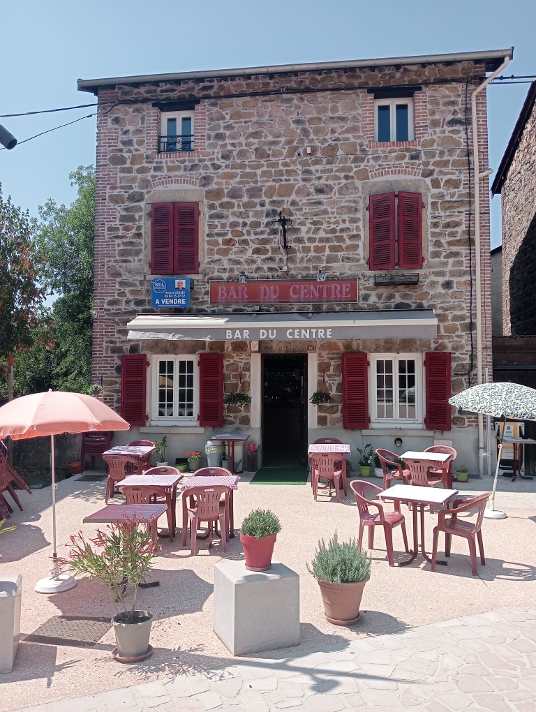 En plein centre ville, maison de village 118m2 environ avec terrain, cuisine 10m2, wc, salle d'eau, 3 pièces à l'étage, le tout sur cave donnant sur jardin, agrandissement possible sur celui-ci, rénovations à prévoir.
Le rez de chaussée devra conserver une activité commerciale.
Prévoir 10000€ de plus pour la licence VI et le fond de commerce