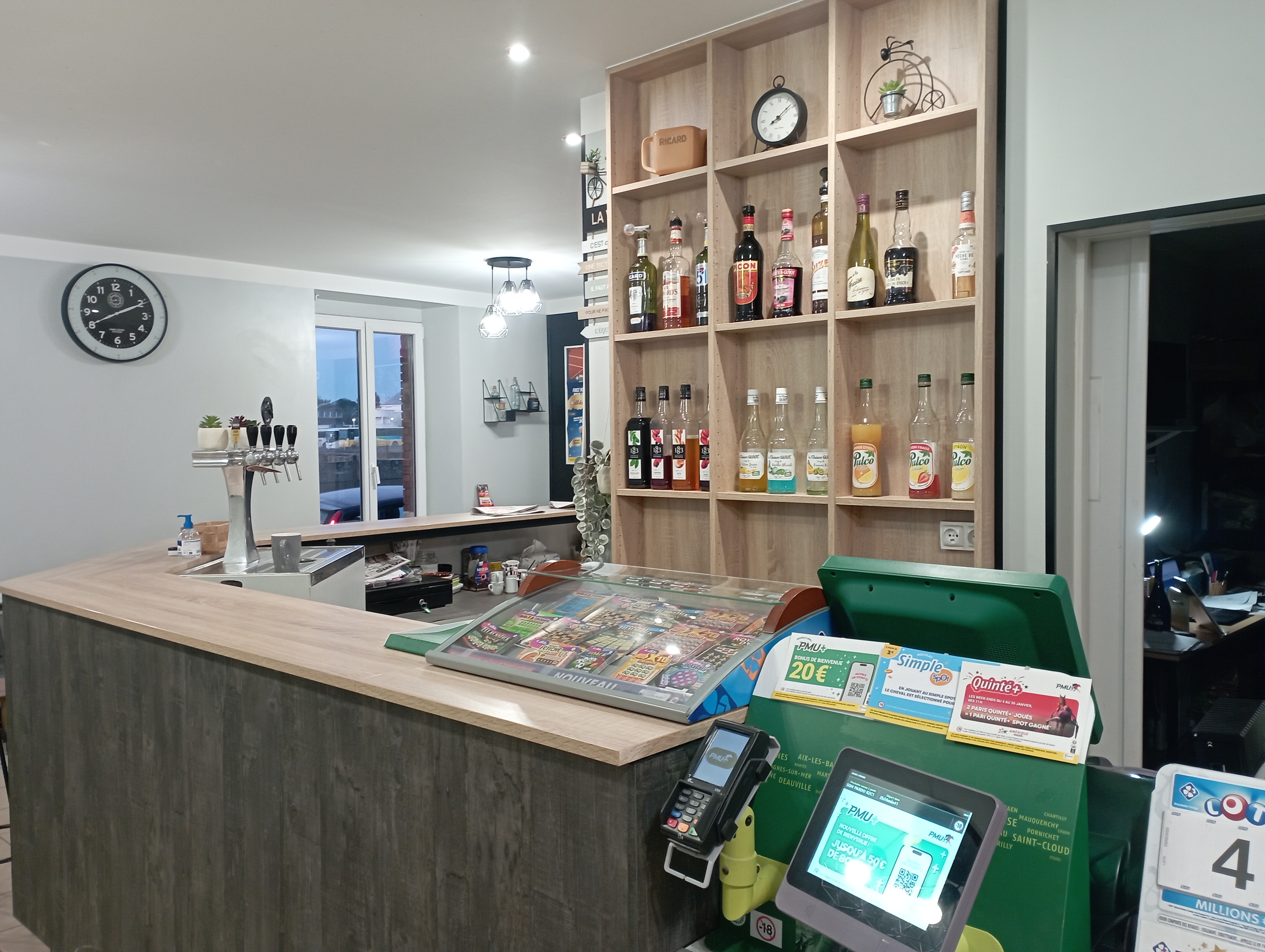 Bar PMU FDJ de quartier sociable, amicale, agréable. Belle clientèle très sympathique, tous les âges. Bar situé derrière la gare avec beaucoup de passage. Beaucoup d'amélioration et de projets dans le quartier. Arrivée de l'entreprise Thalès, entreprise Charal dans le quartier, beaucoup d'immeubles en construction, une crèche ect..... Sur Cholet, nous sommes que quatre Bar Pmu dont pas de mal de clients et de travail, possibilité même de développer snacking, sandwichs ou autre....
Maison attenante au Bar de 120 m², Cuisine, Salon Salle à manger, 3 Chambres, 2 Salle de Bain 2 WC. Terrasse extérieure pour accueillir les clients l'été....
Possibilité de louer la maison , les murs du bar ou d'acheter le tout.
Si vous souhaiter plus de renseignement n'hésitez pas à me contacter. 
Ci joint 3 photos du bar et 2 photos d'une partie de la maison.