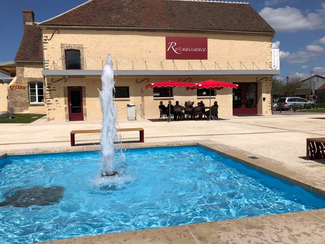 Appel à repreneur - café restaurant multiservice - Sommecaise (89110)

La commune :
Sommecaise est une commune rurale de l’Yonne, comptant 379 habitants, située au cœur de la Bourgogne-Franche-Comté. A proximité de la sortie 18 de l’autoroute A6, et à 30km de Joigny et Auxerre, elle offre un cadre de vie paisible et attractif. 
Le commerce à reprendre est idéalement situé au cœur du bourg. Il combine les activités de bar, restaurant et multiservice (épicerie, dépôt de pain, point presse, etc.), avec un potentiel de développement. C’est un lieu de vie et de convivialité très apprécié des habitants et indispensable au dynamisme local. 
La municipalité est mobilisée pour soutenir ce projet de reprise et faciliter l’installation d’un entrepreneur. 

Activités déployées : restauration, bar, épicerie, dépôt de pain, animations, presse, relais colis​.

Le local :
● En bon état​
● Entièrement équipé (liste sur demande)​
● Superficie : 112m² + terrasse sur la place du village​
● Détails : Salle avec bar (37m2) ; cuisine (16m2) ; un espace de vente (27m2) ; un bloc sanitaire (10m2) ; une réserve (4m2) ; une terrasse (100m2)​
● Stationnement à proximité​.

Contrat proposé
● ​Vente de fonds de commerce - cession droit au bail (3/6/9)​
● Licence IV mise à disposition gratuite par la mairie​.

Éléments financiers :
● Apport financier pour équipement du local, stocks et trésorerie à prévoir selon activité envisagée​
● Coût total rachat (bail + matériel) : 30 000 € HT​
● Loyer TTC : 552€ /mois

Profil de gérant.e.s recherché.e.s :
● Vous possédez des vraies qualités de commerçant.e et une vive volonté d’entreprendre. ​ 
● Vous souhaitez vous engager en faveur de la ruralité et en comprenez les enjeux. 
● Vous justifiez d’une expérience significative dans le secteur de la restauration et maitrisez les techniques culinaires essentielles, ainsi que les normes d’hygiène et de sécurité.​ 
● Vous avez des bases solides en gestion et faites preuve de rigueur et d’organisation.