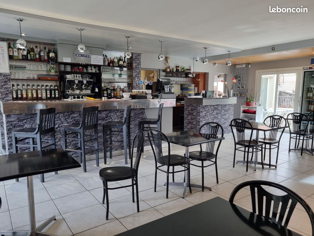 HOTEL BAR RESTAURANT PIZZERIA proche du Lac de CASTILLON , à 7 minutes de Saint André Les Alpes,à 15 minutes de Castellane ,région très touristique.
Etablissement avec licence IV offrant une surface totale de 800 m2 sur 3 niveaux comprenant : une salle de Bar ,une salle de restaurant ouvrant sur terrasse,une vaste cuisine Pro , 17 chambres, une boîte de nuit et un jardin.
Affaire saine , tenue depuis 35 ans,ouvert de Mars à décembre,vends cause retraite.