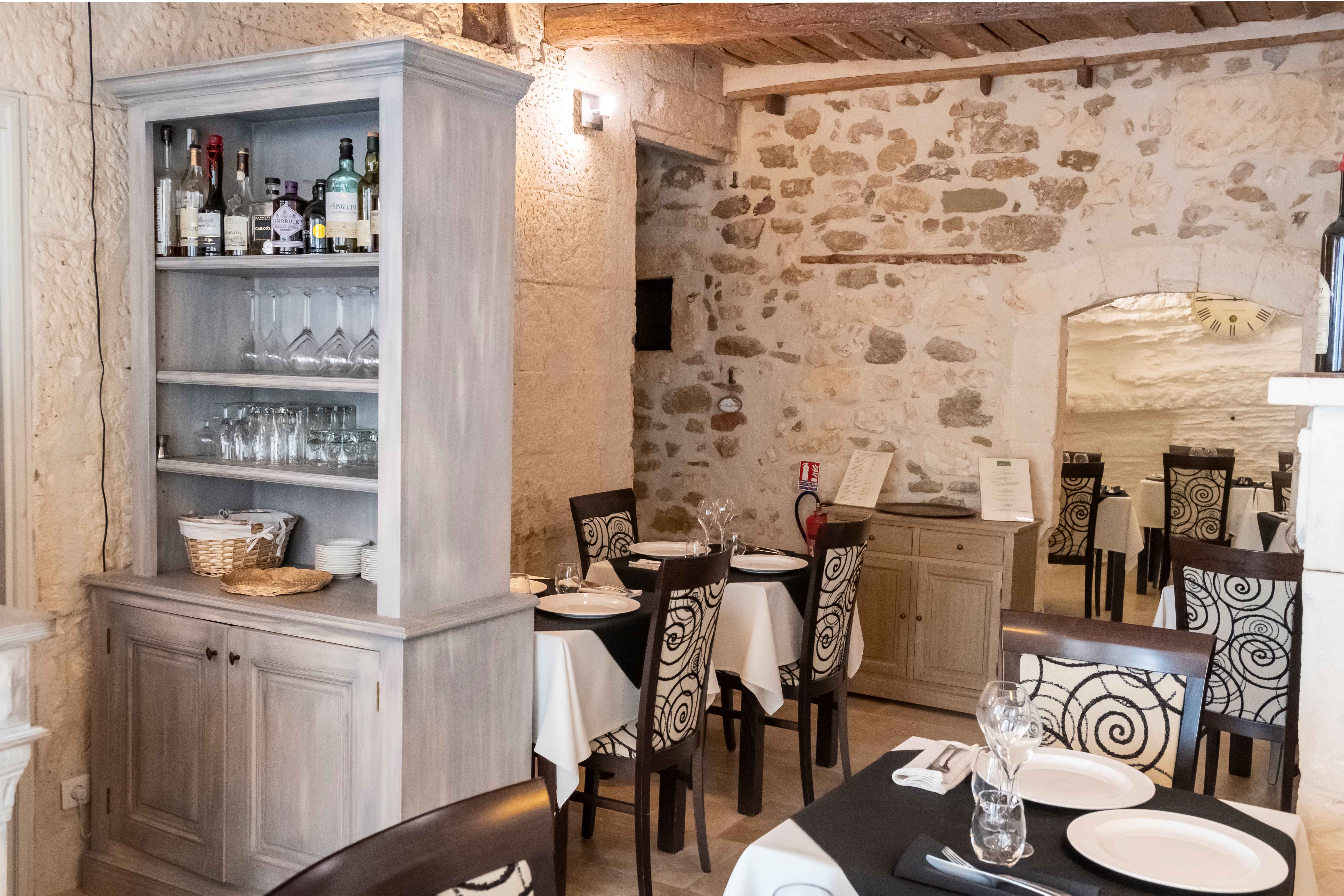 Décidé à prendre notre retraite, nous mettons en vente le fonds de commerce de notre restaurant avec possibilité d’achat des murs.
Idéal pour couple professionnel. 
Situé, dans un village en plein cœur du Luberon (84), lieu atypique et de caractère, pouvant accueillir 21 couverts, ce lieu est rempli de charme, avec une très belle clientèle touristique étrangère. Cuisine professionnelle, entièrement équipée, matériel en très bon état.
Superficie total 65 m2