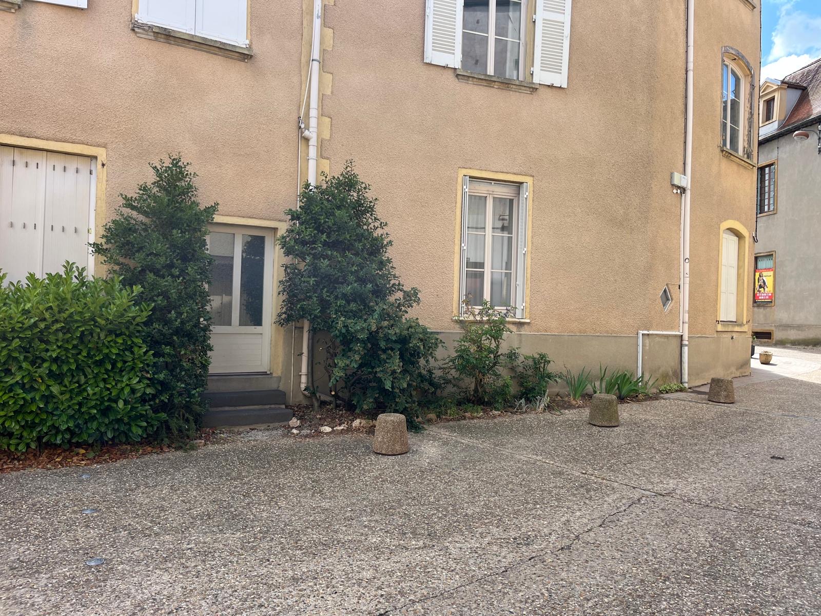 Local commercial de 40m2 avec appartement attenant de 75m2 à côté d’une boulangerie pâtisserie renommée et en face du théâtre des Mandardes. Suite à une liquidation judiciaire survenue en avril dernier, nous recherchons une personne ou un couple ayant l’âme commerçante, avec un projet innovant !
Possibilité de rassembler l’appartement et le local en fonction du projet, en prévoyant des travaux (participation du propriétaire)
Le stock (d’une valeur de 20k€) comprend : librairie, papeterie, carterie, jeux pr enfants et jeux de société. Stationnement minute devant le commerce et Parking à proximité.
Conditions et loyer attractifs
Exemple de concept : librairie café offrant de la petite restauration le midi  dans un salon cocooning, un espace de co-working, possibilité de soirées thématiques ponctuelles
Restons ouverts à toutes propositions pour redonner vie au centre village