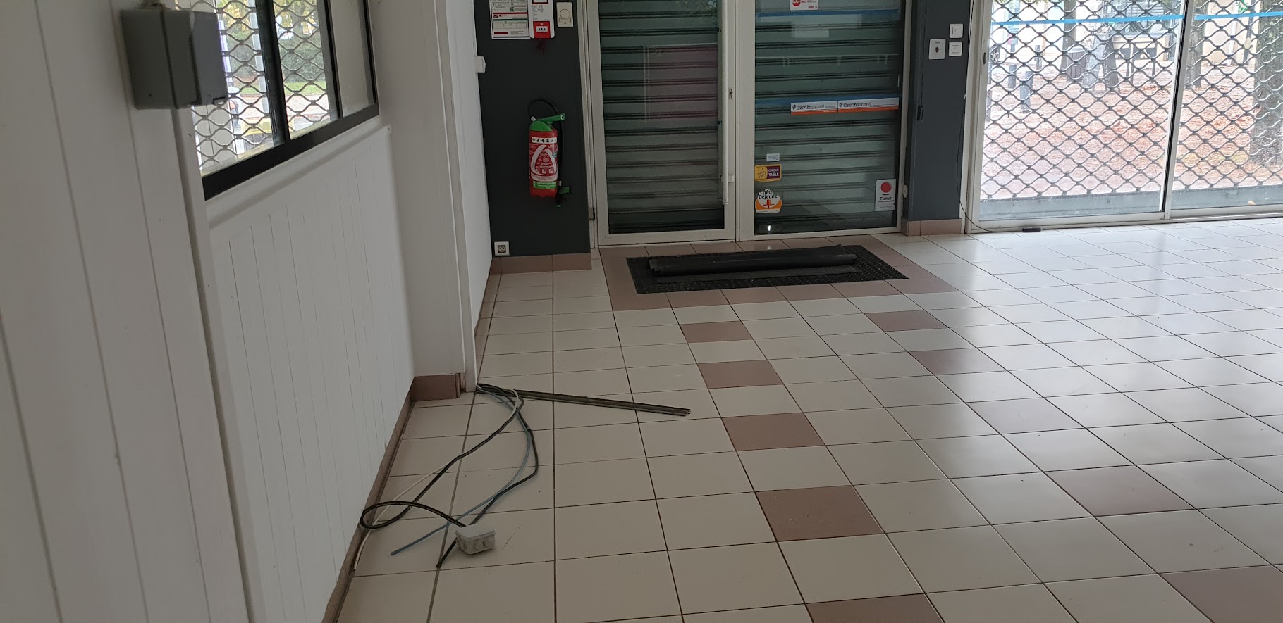 A louer local vide anciennement boulangerie-pâtisserie artisanale
185 m2.
Loyer mensuel HT hors charges 1700,00 €
Regroupement de plusieurs commerces : pharmacie, infirmier et médecins, épicerie, poste....
Quartier dynamique de Cognac.

Premier contact par mail