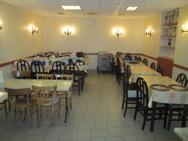 Reprise d’un commerce multifonctionnel à CROIZET SUR GAND

Nous recherchons un gérant (cuisinier) pour commerce : bar, restaurant et épicerie, comprenant :
-	Un bar convivial, 
-	Un restaurant avec cuisine équipée, qui devra être ouvert 5 jours par semaine minimum, y compris vendredi, samedi et dimanche 
-	Une épicerie de proximité
Ce commerce est situé 30 Place de l’Eglise (au cœur du village). 
Cet établissement bénéficie d’une clientèle fidèle et d’un potentiel de développement (animations, plats emportés, produits locaux).
•	Le commerce est doté d’un logement de 64m2 de type (situé au-dessus du commerce), comprenant une pièce à vivre, deux chambres, une salle de bain et toilettes.
•	Le local commercial de 175 m2 comprend une salle de restaurant, une épicerie et une cuisine.
•	Locaux annexes de 230m2 (cave, garage et cour)
Loyer : 500 euros/ mois (la mairie étant propriétaire du fonds de commerce et des murs et de la licence IV).
Disponible à partir du 15 avril 2026.
Croizet sur gand est un village de 320 habitants, situé à 20 kms de Roanne et 23 kms de Tarare.
Pour plus d’informations et une visite, contactez-nous dès maintenant en Mairie au 04 77 63 21 80.