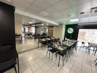 A reprendre, restaurant de type traditionnel avec licence IV à Langogne, ville de 3000 habitants, bassin de vie 15000 habitants.  48 places assises à l’intérieur, 30 places en terrasse. Belle affaire, pas de travaux à prévoir. Idéalement positionnée en plein cœur de ville. Clientèle familiale composée d’habitués de la ville.
Vente du fonds de commerce : 225 000€
Murs en location : 2 000€ TTC/mois