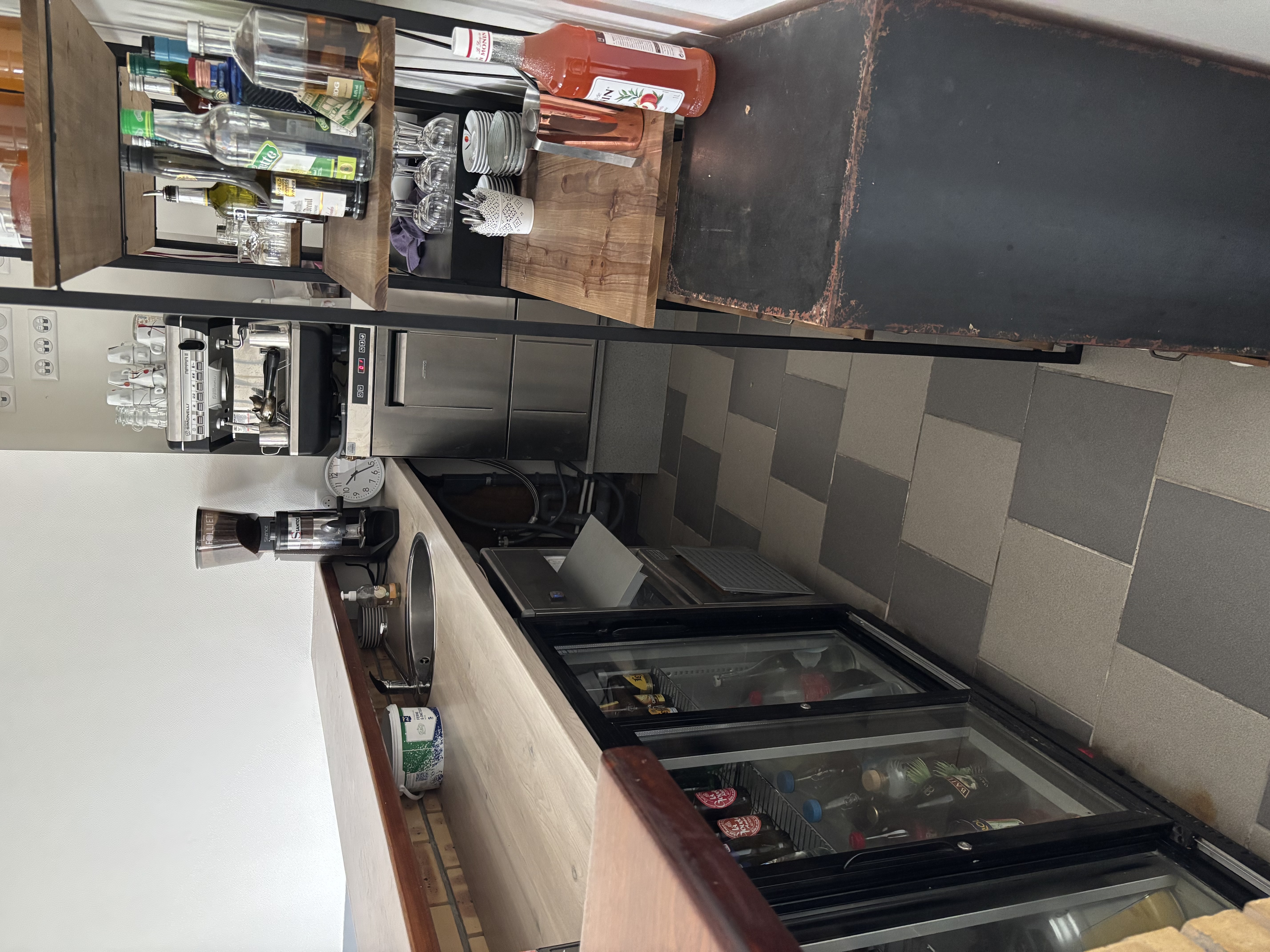 Restaurant situé en pleine campagne idéale pour couple, ,avec logement au dessus du restaurant .  Achat fond de commerce récemment rénover   chiffre d'affaire sur les 3 dernieres années varie de 130000 à 150000 Restaurant avec une bonne reputation culinaire reconnue part table et auberge de France en 2023 2024 et 2025 Loyer des murs actuellement à 316€TTC location avec un bail commercial 3/6/9 avec la Marie de la commune. N'hésitez pas à prendre contacte avec nous pour plus de renseignements.