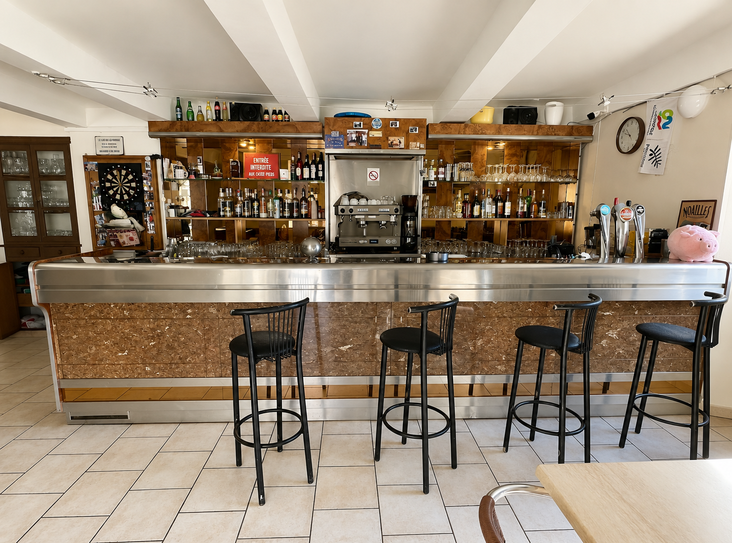 À Vendre – Fonds de Commerce Bar-Restaurant à Ongles

À Ongles, charmant village provençal niché au pied de la montagne de Lure, idéalement situé au carrefour de Saint-Étienne-les-Orgues, Banon et Forcalquier.

Village réputé pour sa quiétude et sa qualité de vie au plus proche de la nature, venez découvrir cette belle affaire, véritable lieu de vie de la commune.

Fonds de commerce historique sur le secteur, vous serez séduits par le potentiel remarquable de ce bien. L'affaire est actuellement exploitée par une gérante et deux salariés.

Principal lieu de vie de la commune, le fonds bénéficie de la Licence IV et d'une capacité d'accueil de 80 couverts en intérieur et plus de 100 places en extérieur.

Profitant de nombreuses parties distinctes, les locaux se répartissent de la manière suivante :

Un espace Bar pour l'accueil des convives à toutes heures de la journée, d'une superficie d'environ 35 m² ;
Une grande salle de restaurant permettant de profiter de bons moments autour d'une belle cheminée à foyer ouvert ;
Une cuisine aménagée et prête à l'emploi, disposant de sa réserve sèche ;
Un espace véranda de plus de 38 m², avec climatisation réversible ;
Une grande terrasse sur le domaine public, avec plus de 100 places extérieures (redevance annuelle de 365 €) ;
Un appartement de trois pièces d'environ 42 m², actuellement utilisé pour le stockage des marchandises et divers matériels. Le logement est à rénover et offre un beau potentiel pour créer un espace d'habitation.

Les locaux sont actuellement loués sous bail commercial, qui sera renouvelé pour la vente.

LES POINTS FORTS
Emplacement privilégié ;
Absence de concurrence sur le secteur ;
Fonds de commerce prêt à l'emploi ;
Licence IV ;
80 couverts en intérieur ;
Plus de 100 places en extérieur ;
Grande terrasse ;
Appartement à rénover avec beau potentiel ;
Affaire bénéficiant d'une clientèle locale et touristique ;
Nombreuses possibilités de développement.

Une belle opportunité pour un couple ou un professionnel souhaitant reprendre une affaire clé en main dans un environnement provençal privilégié.