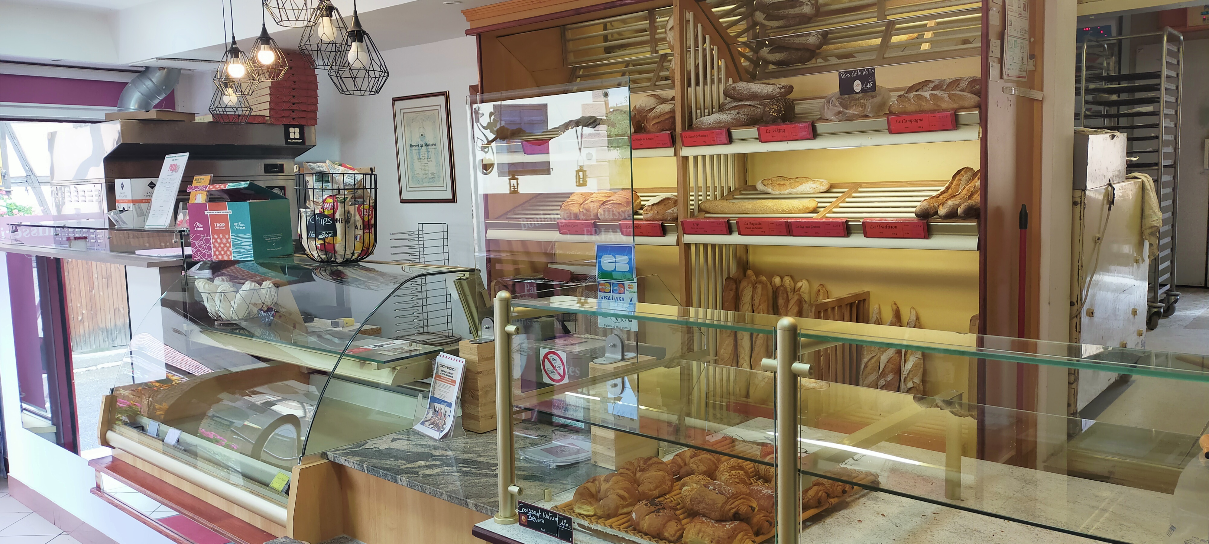 Cause retraite dans environ deux ans je mets en vente ma Boulangerie Pâtisserie petite Epicerie et vente à emporter de pizzas et tartes flambées
Vente de l'ensemble murs et fond de commerce car logement au dessus du magasin et du fournil dans un appartement quasi neuf et possibilité de mettre en location une partie soit tout un étage 
Prix des murs 375 OOO euros et prix du fond de commerce 38 OOO euros