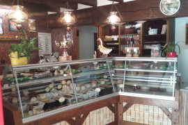 A vendre fond de commerce charcuterie traiteur, au c?ur du village préféré des français 2021 : Sancerre, village vigneron, sans concurrence.
Magasin de charme et fonctionnel de 25 m2 comprenant 3 vitrines et un coin épicerie. Possibilité de développement en boucherie.
Accompagné d'un laboratoire très lumineux, face à une cour extérieure où il est agréable de travailler. Comprend beaucoup de matériels : tables en inox, laminoir, 3 chambres froides, fumoir, 3 fours, 1 Stéphan, 1 poussoir, fourneaux, etc. Une grande cave attenante. 
Logement à côté et au dessus du magasin type T3/T4 avec cuisine/salle-à-manger/salon, bureau, 3 chambres et salle-de-bain. Chauffage remis à neuf (2022) au gaz. Une cour attenante avec grande terrasse sans vis-à-vis. Loyer de 641?24/mois. 
Fabrication d'une des spécialités sancerroises : le Jambon de Sancerre fumé aux sarments de vigne dont la marque a été déposé en 1968 et mondialement reconnu (2ème prix jambon créatif international en 2012). 
Clientèle local + parisienne (maisons secondaires) + étrangères (école de langue). Site touristique classé petite cité de caractère et ayant reçu le prix du village préféré des français en 2021. 
Prix : 65 000 ?.