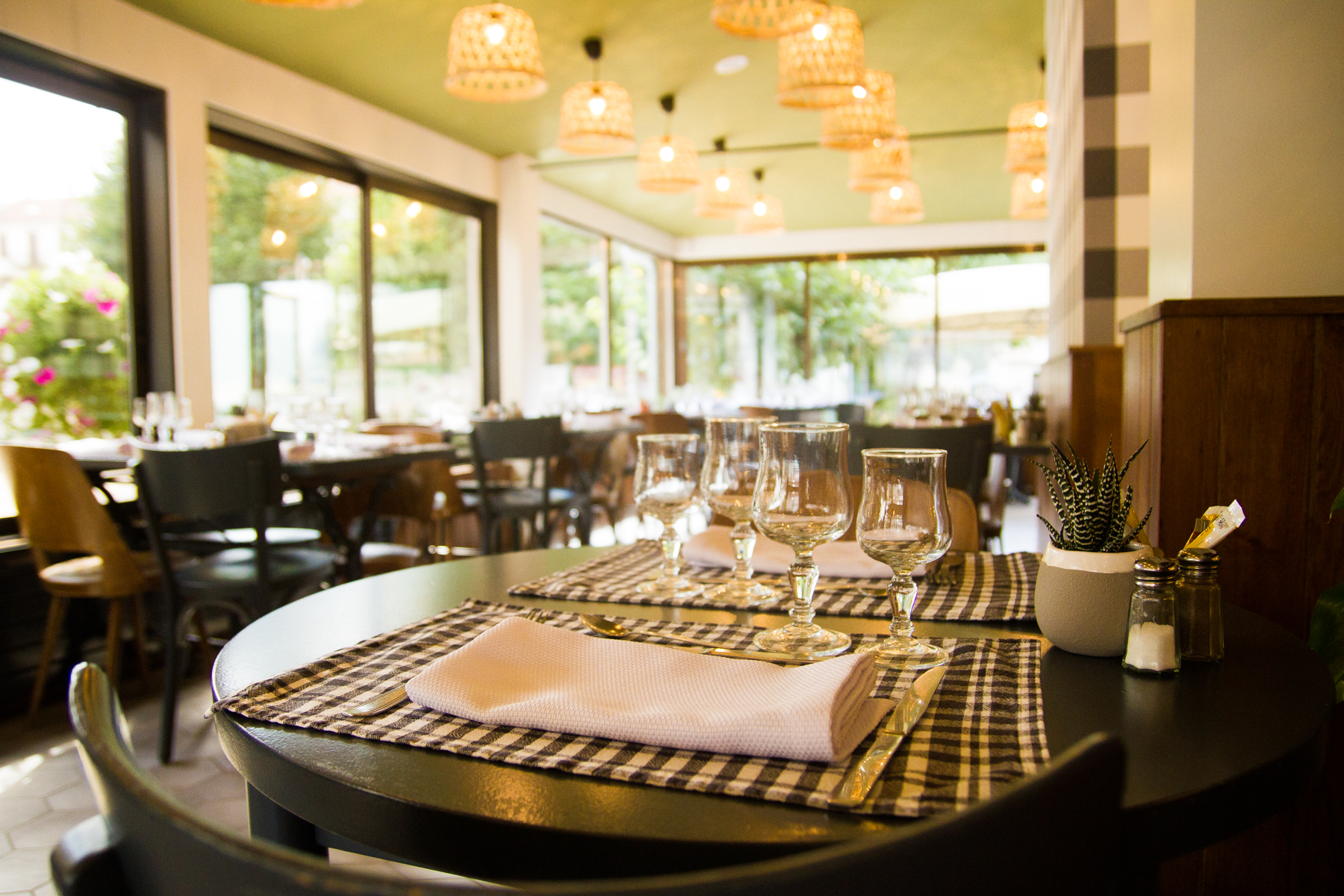 A reprendre, un restaurant-bar-traiteur à Langogne (Lozère), ville limitrophe avec l’Ardèche et la Haute Loire. Ville de 3000 habitants et bassin de vie de 10 000 personnes. L’établissement dispose de la licence IV. Salle de restaurant de 95 m2 pouvant accueillir jusqu’à 100 personnes, avec une terrasse extérieure pour une quarantaine de couverts de plus en belle saison. Les cuisines font 25 m2, et un sous-sol permet de stocker la marchandise. L’ensemble a entièrement été refait à neuf en 2017, isolation comprise. Les locaux sont en excellents états et très fonctionnels. L’établissement dispose d’un parking privé de 10 places et d’un boulodrome. Pas de CDI. Clientèle fidèle. Aucuns travaux à prévoir.  
Vente du fonds de commerce : 160 000 € - Location des murs : 1200€.