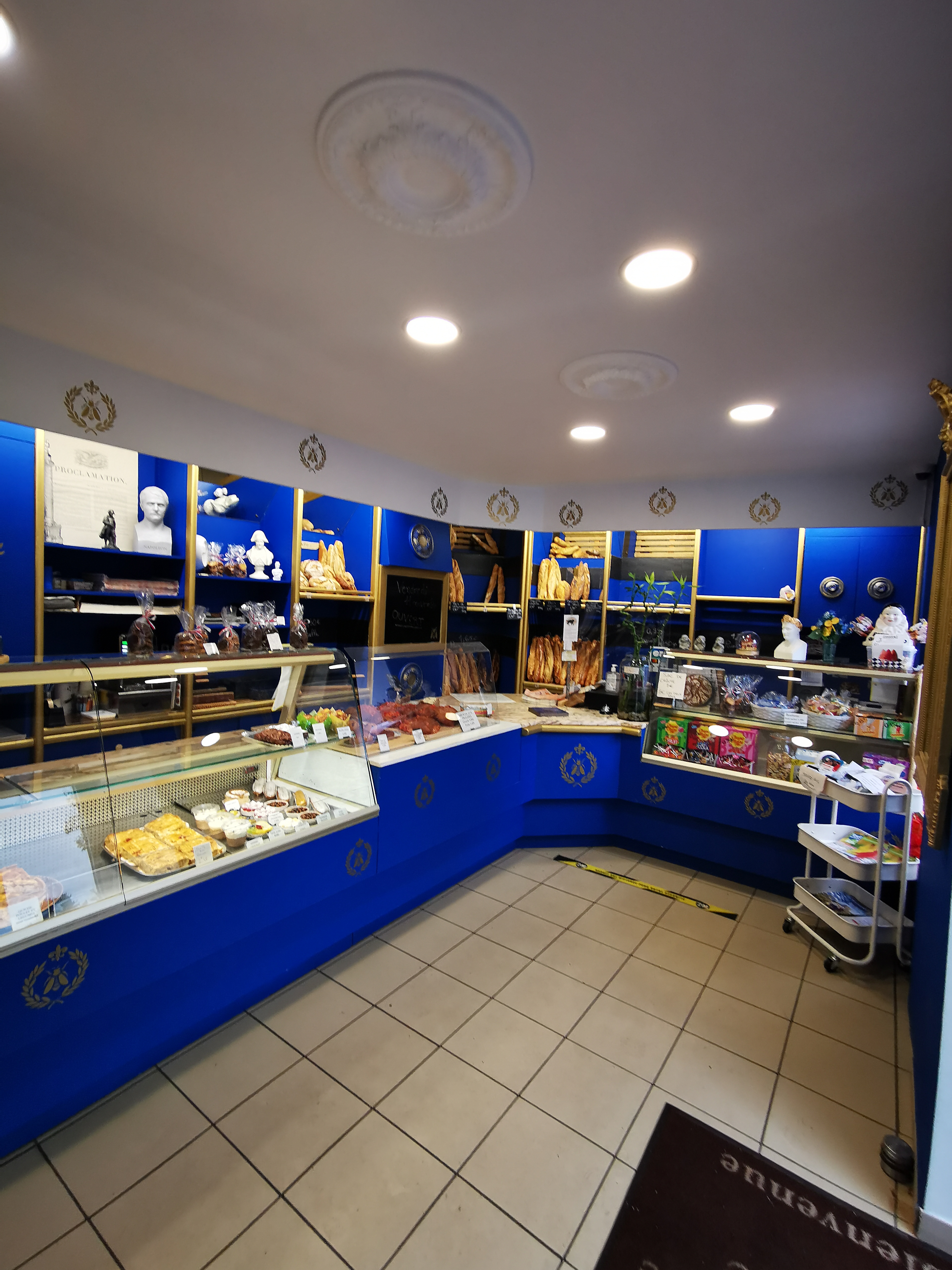 Boulangerie Pâtisserie proche des zones touristiques de Vulcania, Clermont-Ferrand, Volvic, en plein cœur de la chaine des puys, et au centre d'un charmant village. 
De nombreux commerces essentiels sont à proximité (maison médicale, pharmacies, hôtels, restaurants, coiffeurs, boucher, bars, tabac …).
Disposition des locaux :
- une surface de vente d'environ 20 m², 
- un laboratoire pâtissier d'environ 13 m²
- un fournil d'environ 50 m²,
- plusieurs réserves d'environ 70 m² (réparties sur 2 étages)
Le tout est en bon état, très propre et immédiatement fonctionnel.
De nombreux équipements sont présents comme un grand four à pain 3 étages au gaz (récemment révisé), un laminoir, une diviseuse, une balancelle, un pétrin, deux chambres froides, des chambres de pousse, des réfrigérateurs et congélateurs ainsi qu'une cellule négative.
Une jolie boutique accueillante et lumineuse avec de nombreux espaces de rangements ainsi qu’une terrasse pouvant accueillir 2 petites tables.
Un grand parking se situe également face à la boulangerie, sur la place du village.
3 salariés sont en place actuellement
Prix du fond de commerce : 150 000€, 
Il est possible aussi d’acheter les murs du commerce et l'appartement en duplex d'environ 90 m² situé au-dessus de celui-ci (refait à neuf il y a 5 ans) pour un montant de 265 000€.  

Pour plus de photos et de renseignements, n'hésitez pas à nous contacter 

* les diagnostics sont en cours de réalisation