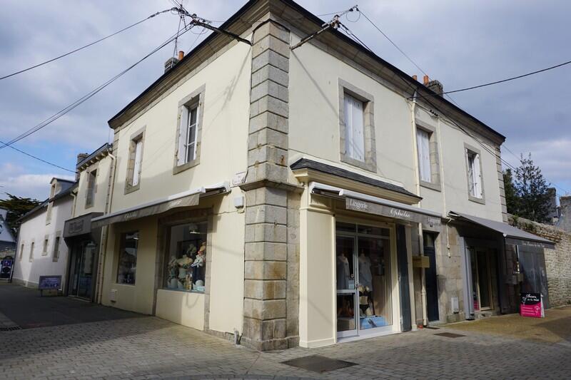 A vendre fonds de commerce BOUTIQUE de LINGERIE à Pont l'Abbé

- Emplacement N°1, en cœur de ville, rue piétonne, angle de rue, 3 vitrines.
Local commercial de 42 m² (boutique 36 m², réserve + sanitaires 6 m²)
- Offre diversifiée de lingerie féminine - Chemises de nuit, pyjamas, tenues de détente, maillots de bains, collants, chemises laine, soie et coton, soutiens gorge, slips, gaines. Antigel, Avet, Chantelle, Charmeline, Doré Doré, Empreinte, Gerbe, Hanro, Lejaby, Lidéa, Lisanza, Livia, Lou, Massana, Pastunette, Simone Pérèle, Ringella, Senoretta, Sloggi, Sunmarin, Triumph, Vittoria...
- Clientèle locale fidèle et clientèle touristique en période de vacances scolaires
- CA stable, bonne rentabilité
- Bon potentiel de développement
- Accompagnement possible par le cédant

Pas sérieux et agences, s'abstenir.