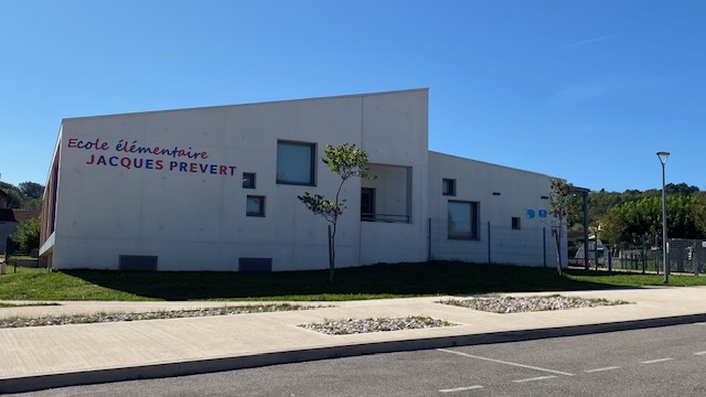 La commune de Saint-Barthélemy de Vals dans la Drôme qui compte 1900 habitants recherche un ou des médecins généralistes pour renforcer  le cabinet médical. Idéalement située au cœur de Rhône-Alpes, à 30 mn de la Gare TGV Valence et proche des villes de Lyon et Grenoble. Vous exercerez dans un cadre attractif, dynamique. Un cabinet  infirmiers, une ostéopathe, un chirurgien-dentiste et office notarial exercent leur activité. La ville de Saint-Vallier sur Rhône, voisine de notre commune est dotée d’un centre hospitalier, d’un laboratoire d’analyses médicales et d’une maison médicale. Notre commune  possède de nombreux atouts vous permettant de concilier épanouissement professionnel et familial : des commerces et services de proximité, deux écoles publique et privée maternelle et élémentaire avec service de restauration scolaire et garderie, un collège, lycée à 6 km, un réseau associatif étoffé qui permet à tout un  chacun de s’épanouir.
 Les habitants vous attendent. 
La municipalité, engagée dans une démarche de maintien des services de santé sur son territoire, vous accompagnera dans votre installation.