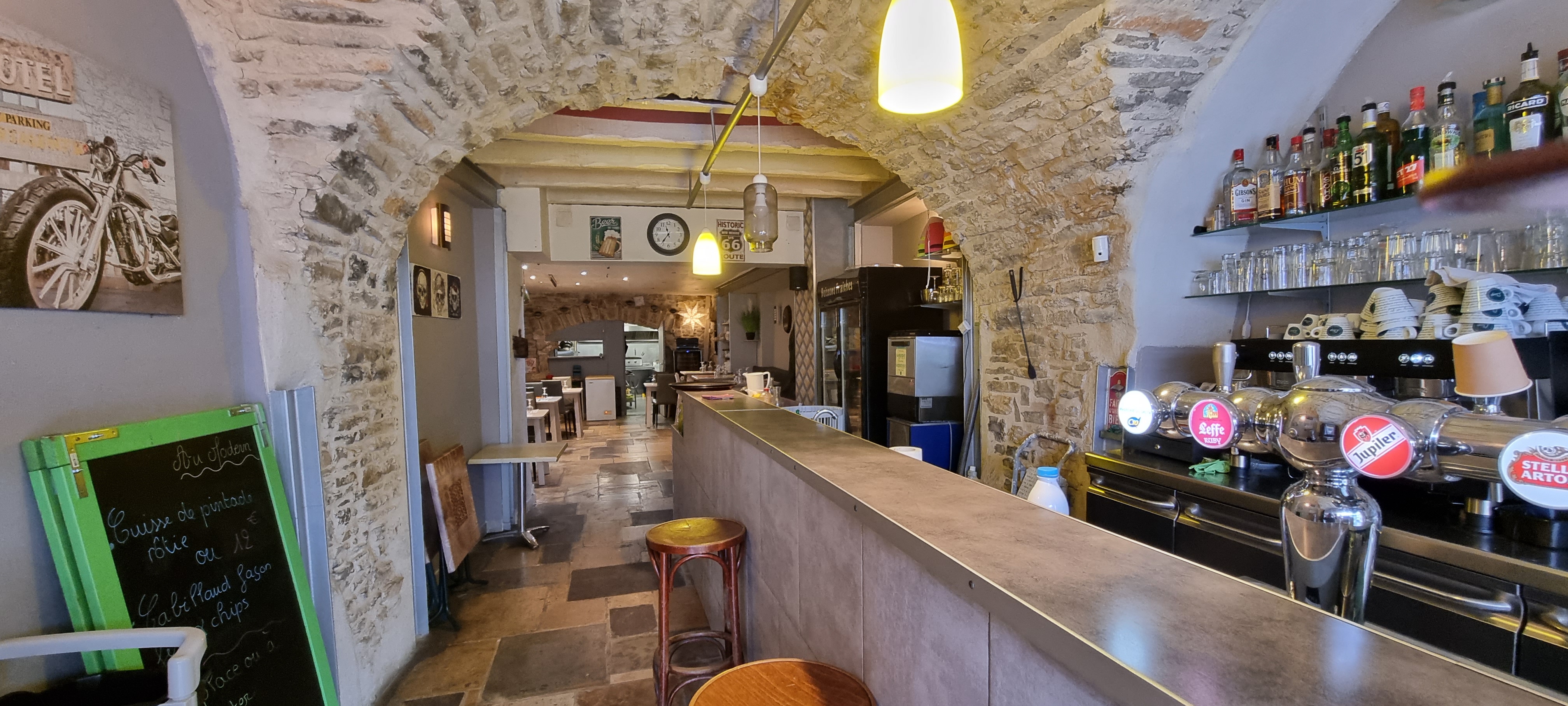 Suite à une vente non aboutie et pour cause de départ en retraite,  je remets à la vente mon fonds de commerce Brasserie Restaurant idéalement situé dans le centre du village ( MARGUERITTES 30320) avec parkings à proximité. 

Cet établissement bénéficie d'une clientèle fidèle et d'un fort potentiel de développement. 

Sa situation géographique permet de profiter des richesses touristiques :  arènes de Nîmes, maison carrée, jardins de la Fontaine, Pont du Gard, les remparts dAigues Morte, les Saintes Marie de la mer, le Grau du Roi.....

L'établissement comporte : 
* 2 salles de respectivement 20 et 40 places. 
* 1 cuisine entièrement équipée ( piano gaz de ville, plancha gaz bouteille, friteuse 25l gaz bouteille,  four pro 4 niveaux,  hotte, plonge, plans de travail,  réfrigérateur,  congélateur,  chambre positive, thermomix M6, robot pâtissier Kenwood....)
* une machine à glaces italiennes et à granitas
* 2 comptoirs avec pompe à bière,  banques réfrigérées, machine à glaçons
* 1 terrasse de 20m2 avec extension de 20m2 supplémentaires lors de la saison estivale 

 Aucun personnel et aucun contrat fournisseur n'est à reprendre. 

Prix : 120000€,  clé en main

Contact : au-modern@orange.fr
                     Tél  : 06.30.53.12.76 

Aucun démarchage accepté.