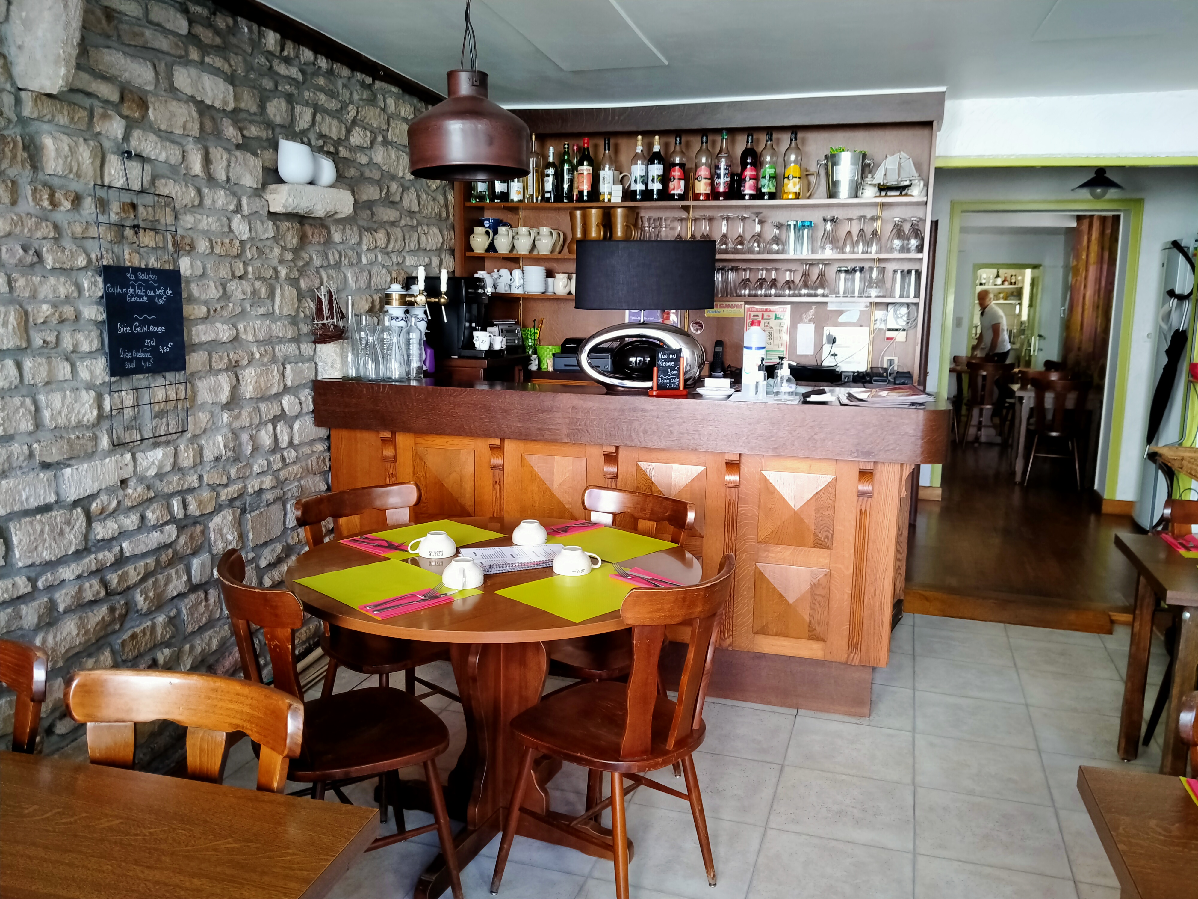 Cause retraite creperie saladerie au coeur de la vieille ville de Neufchateau a deux pas de l'office de tourisme.
Deux salles de restaurant avec tout le matériel cuisine grande cave voutée sous toute la surface.Travail en couple pas de personnel très bonne clientèle.
Au dessus de la creperie un appartement tout confort cuisine équipée salon wc sdb deux grandes chambres chaufferie grenier.
Possibilité de formation ou d'accompagnement avec présentation de la clientèle.
Le prix comprend la totalité fond de commerce avec les murs et le logement.