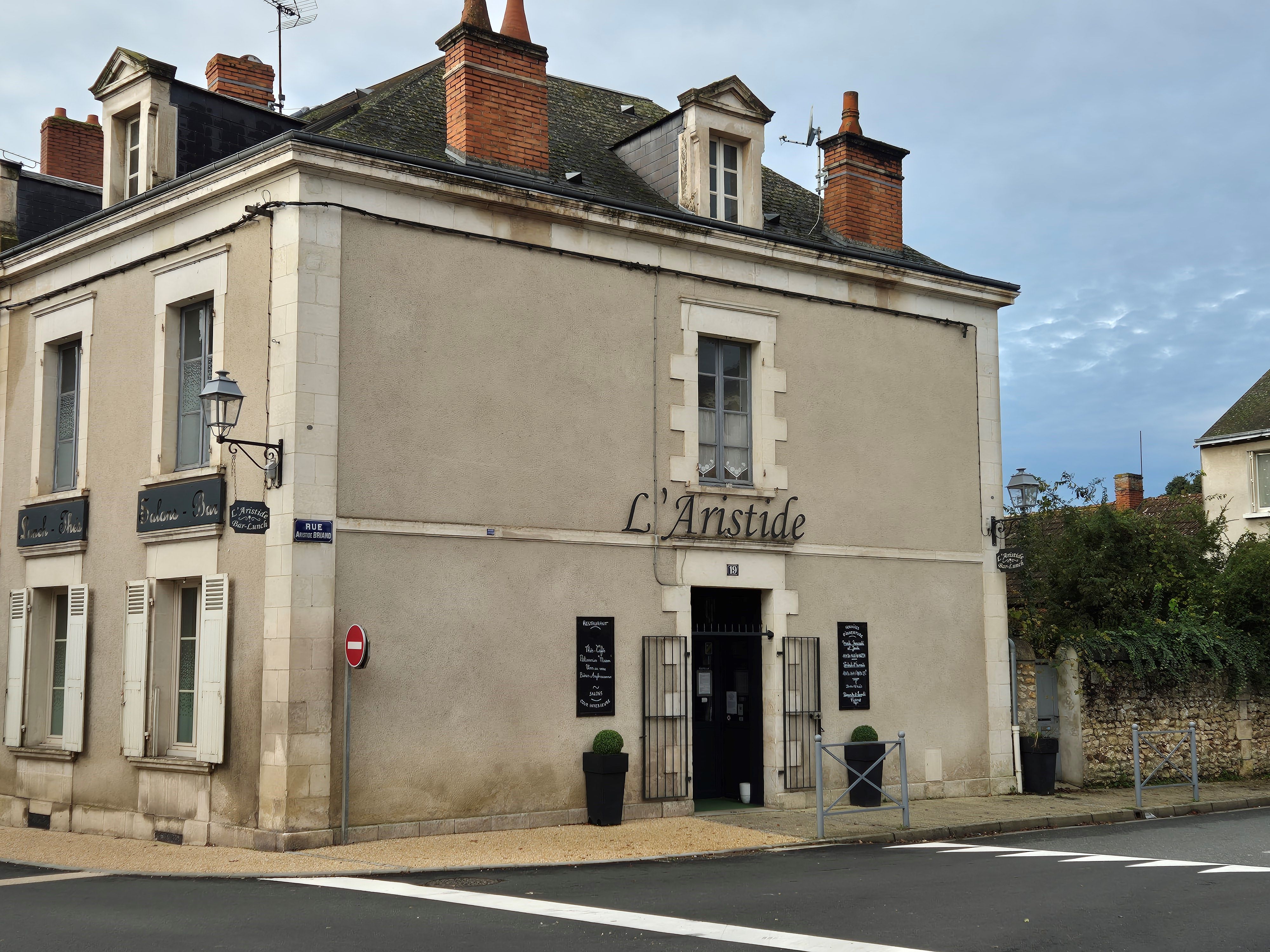 Cause santé, vends fonds de commerce « Restaurant », prêt à travailler, idéalement situé centre-ville du BLANC (Indre), en face d’un parking. Bonne réputation et clientèle fidèle.

Ancienne maison de ville, charme et atypisme pour cet établissement créé en 2018.

En RdC :
- 3 pièces en enfilade (bar de 23m2, Salle à Manger de 20m2 et petite salle à manger de 11m2)
- 1 cuisine/plonge (13,90m2)
- 1 WC-lavabo (4,10m2)
Au 1er étage :
- Palier
- 3 pièces (salle à manger 16m2, réserve 20,60m2 et salons 15m2)
- 1 bureau avec fenêtre (5m2) donnant sur la réserve.
Au Sous-Sol :
- Chaufferie (fuel) 14m2
- 1 Cave de 30m2 (avec accès extérieur)
- 1 Cave de 20m2
Extérieurs
- 1 cour arborée (terrasse bois 50m2)
- 1 petite dépendance (6,70m2)

* Surface totale 135m2. (210m2 avec le Sous-sol).
* Classé ERP aux normes en vigueur pour les personnes à mobilité réduite (accès, WC).
* Capacité nombre de couverts : RdC : 20 à 30 ; étage : 12 à 15 et cour extérieure : 20 à 25.
* 1 salariée (serveuse -30 H/semaine en CDI)
* CA HT 2023 : 141 000,00€ - Loyer mensuel 800,00€ HT – Foncier : 2000,00€/an

Autres renseignements ou photos sur demande…

Prix de vente du fonds : 35 000,00€ net vendeur