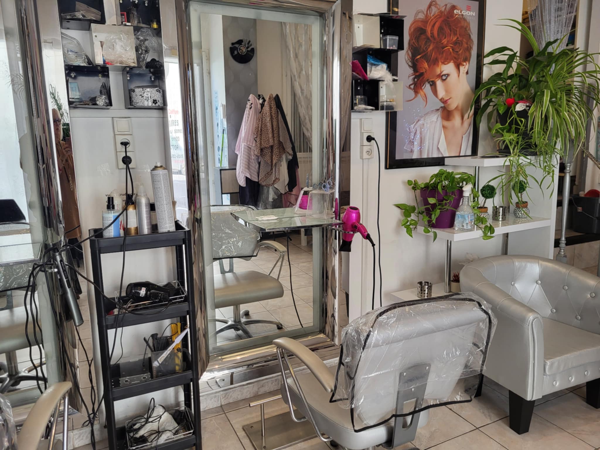 Vends fond de commerce   prix 24500 euros   salon de coiffure esthétique onglerie situé 1 rue lucien Rolmer 13003 marseille 
Loyer 742€ charges comprises 
Situé à côté de l'université de la gare st charles. Tres bien situé. Bonne clientèle  et bon chiffre d'affaires, entièrement refait à neuf, pas de concurrence, 3 postes de coiffage 
Bac 2 places, salon en dénivelé  en étage esthétique avec cabine de douche. Laboratoire  cuisine tout équipé avec lave-linge, sèche-linge, frigo congélateur ,étagère,
Climatisation réversible (neuve)télévision.toutes les fenêtres en Pvc neuves et sorties de secours porte blindé neuve et alarme 
Photo sur demande
Possibilite de changer bail suivant l'activité demandée 
Exemple téléphonie  fruit et légumes