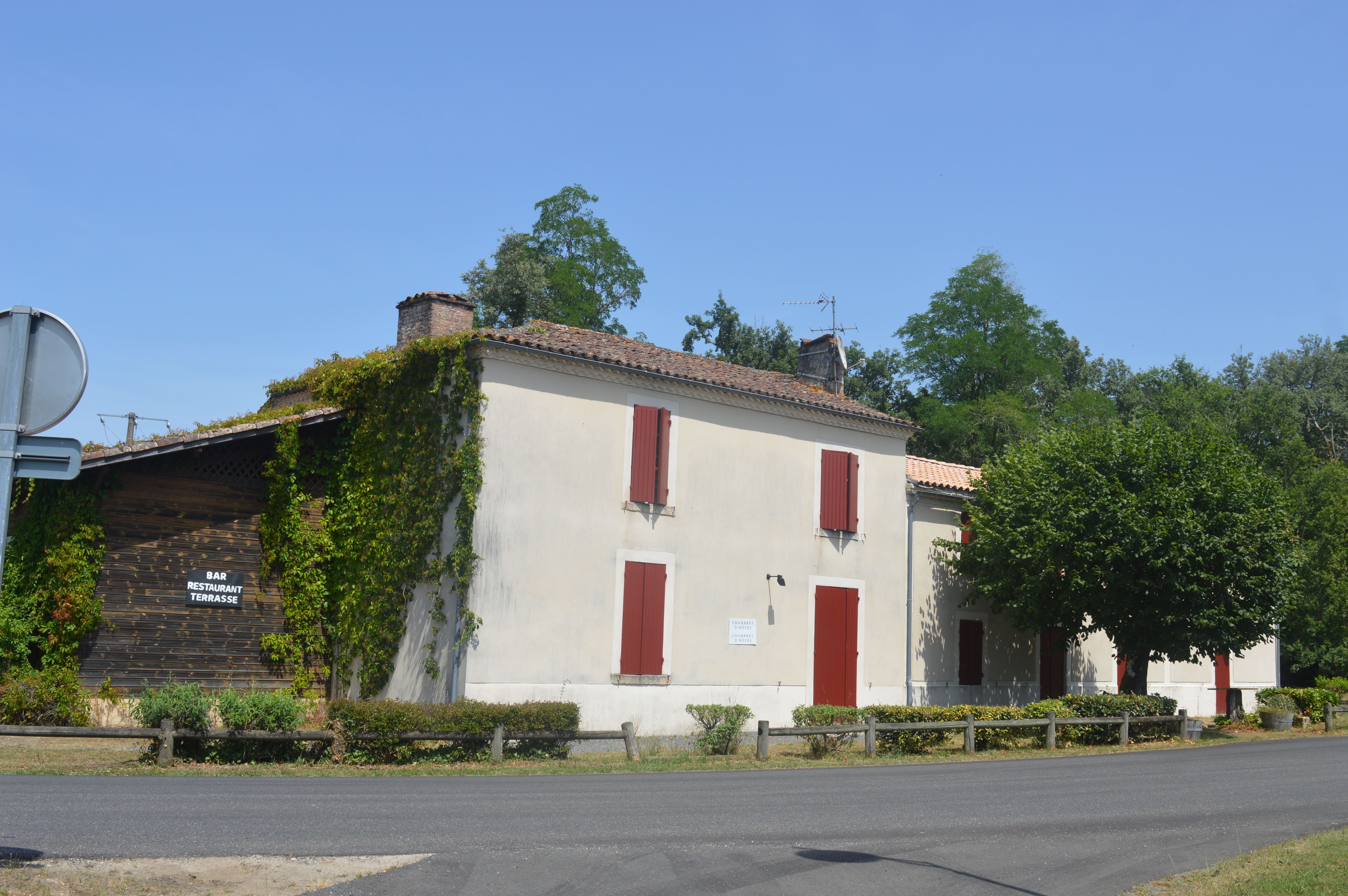 Restaurant communal et chambres d'hôtes, situé dans le Parc Naturel Régional des Landes de Gascogne.
En location, la Mairie est propriétaire des murs, meubles, matériels, de la licence 4.
Etablissement situé en centre bourg, entouré d'un airial ombragé avec jeux pour enfants.
Composé de 3 chambres d'hôtes, une salle de restauration, un bar, une cuisine professionnelle, et un appartement au 1er étage.
Seul commerce de la commune.
Loyer total des locaux professionnel + appartement : 1550 euros TTC /mois