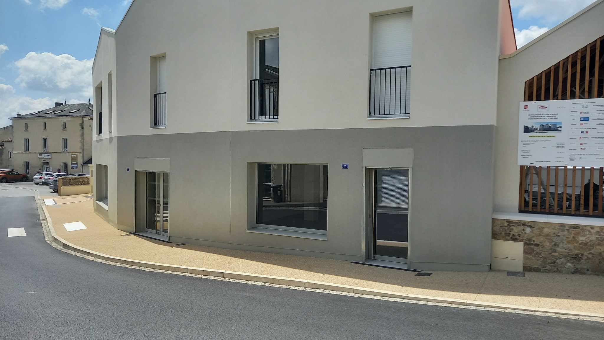 Appel à candidatures - location de locaux commerciaux neufs. Soucieuse de développer les services de proximité à Mouilleron Saint Germain, la collectivité lance un appel : Deux surfaces commerciales neuves de 75 m2 sont disponibles en centre bourg.  Idéalement, un métier de bouche mais peuvent convenir à tout autre activité de commerce ou de service. 
Un loyer de 480.80€ HT par mois (Charges locatives et de copropriété compromises)

Venez rejoindre la supérette, la boulangerie, la galerie d'art déjà en place. Proche des halles, de la médiathèque et d'une nouvelle Maison d'Assistantes Maternelles. 

Le territoire communal bénéficie d’une forte attractivité touristique axée sur un passé historique hors du commun : Mouilleron-en-Pareds a vu naitre deux grands hommes illustres : le Président Georges CLEMENCEAU (1841-1929) « Père la Victoire », signataire du traité de Versailles, et le Maréchal Jean DE LATTRE DE TASSIGNY (1889-1952), chef de guerre reconnu, signataire de la capitulation Nazie du 8 mai 1945 à Berlin.

Vous pouvez nous contacter et pour avoir plus d'informations : 02.51.00.30.34