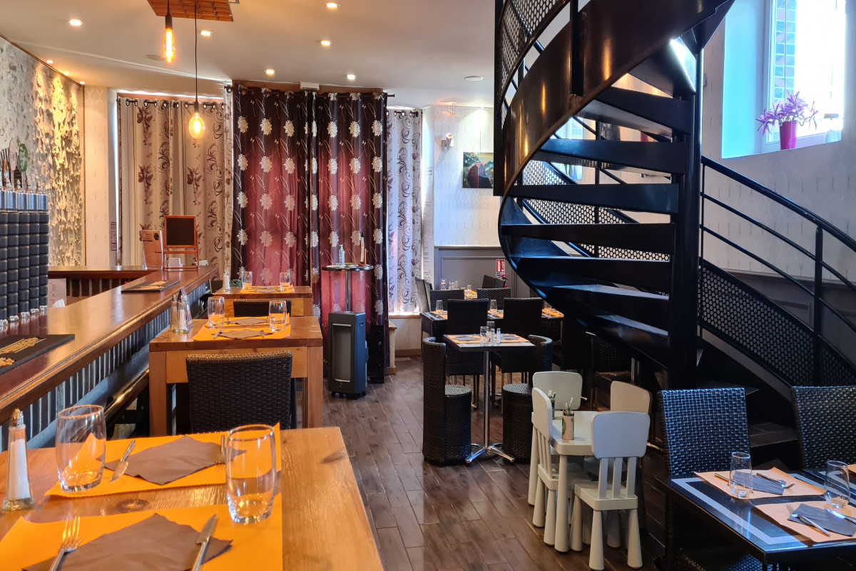 Vend fonds de commerce restaurant franco italien avec une capacité de 50 couverts intérieurs et 20 en terrasse.
Logement à l'étage moderne 150m2 avec 3 chambres et bureau ainsi que cuisine équipée. Une cour est à disposition