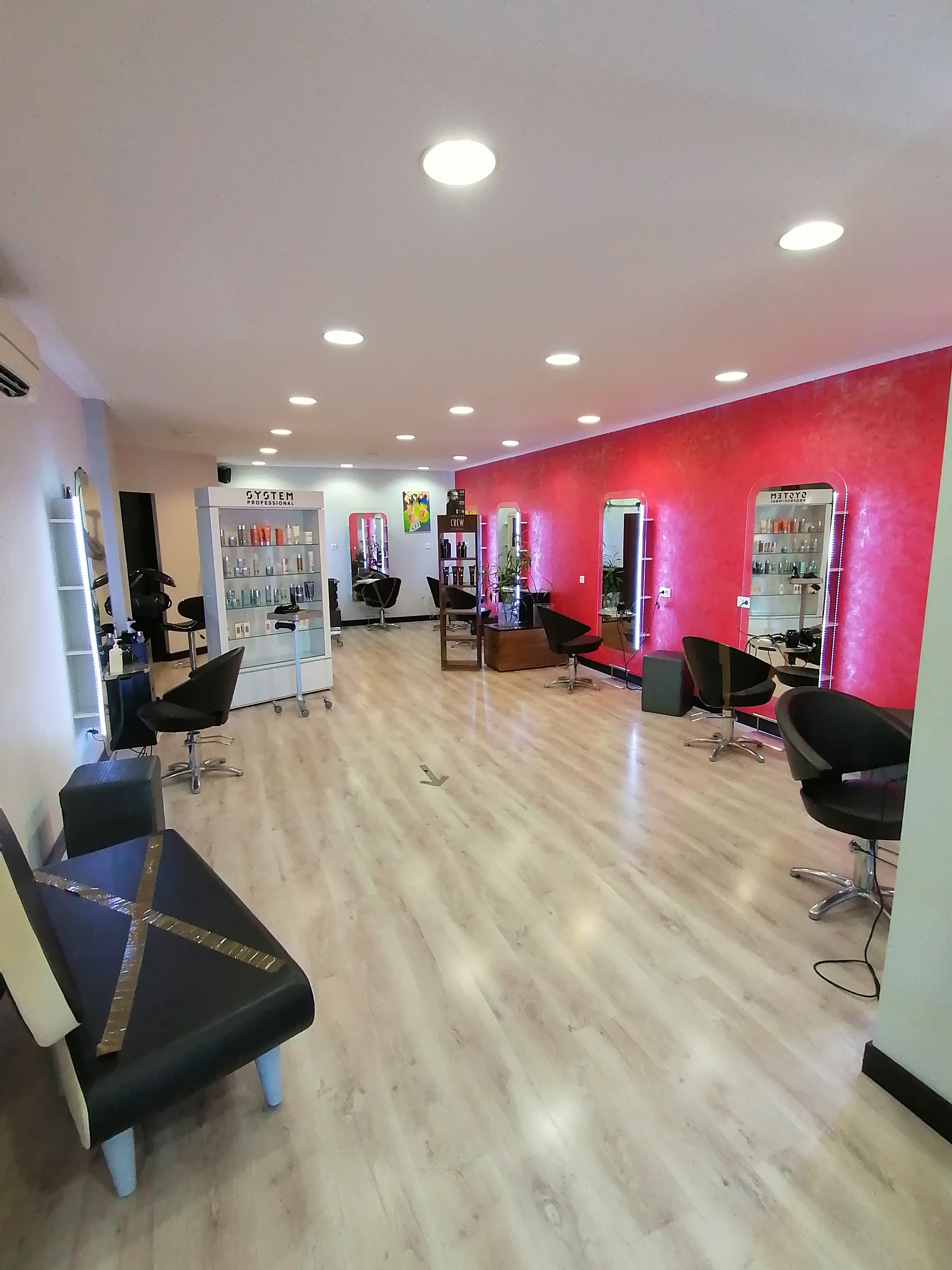 Vend fond de commerce à Porto-Vecchio dans une zone commerçante, accès rapide par la RN 198, grand parking. Salon tout équipé (juste besoin de ses ciseaux) superficie de 120 m2, 3 bacs confort, 8 postes de coiffage, espace cuisine et buanderie, un labo pour stockage de produit et préparation. Aucun travaux à prévoir, loyer de 1597, 71€ prix 90,000€. Un bel outil de travail pour coiffeur(se) motivé(e) et dynaque avec brevet, voulant s'établir à Porto-Vecchio