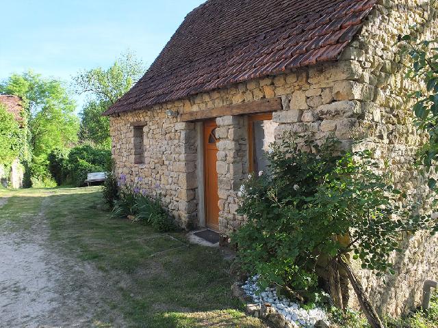 Mason d'hôtes typiquement Périgourdine en pierres de 160M2 4 chambres (possibilité 5) et 4 sdb. Cuisine, SAM, Sauna, caves + Un gîte en pierres de 60M2. Actuellement maison d'hôtes.

Située en pleine nature et au calme. la maison se situe dans un petit hameau de 10 maisons. Pour en savoir plus et plus de photos, merci de nous contacter.