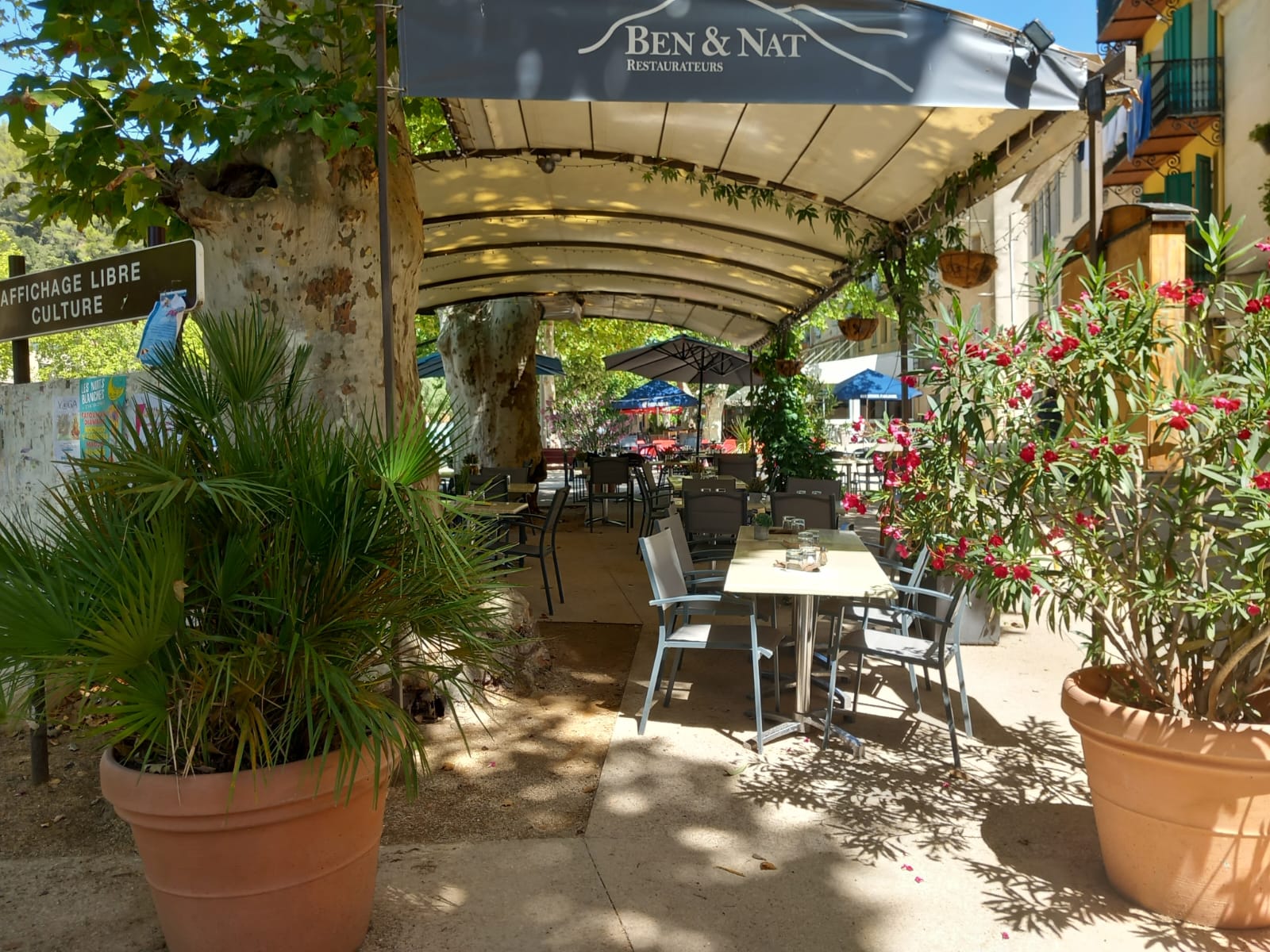 Fond de commerce à vendre sur Barjols, au cœur de la Provence Verte, sur la route du Verdon. A 20 minutes de Saint Maximin la Sainte Baumes et 45 minutes de la gare TGV d’Aix.

Dans un environnement calme et recherché, saisissez l’opportunité d’acquérir ce fond de commerce idéalement situé à proximité du parking principal du village, à côté du jeu de boule sous les platanes. Cet emplacement au cœur du village vous garantit une activité pérenne été comme hiver. Le marché dominical en face du restaurant vous offre une visibilité incroyable toute l’année.

Le restaurant possède une Licence GR. La cuisine est équipée de matériels neufs ou moins de 5 ans. Le restaurant possède une salle de 20 couverts, attenant se trouve une véranda de 20 couverts avec paroies vitrées totalement coulissantes et un toit escamotable. Il est possible de mettre 55 couverts sur ces 2 espaces pour un groupe. Une terrasse sous les platanes de 50 couverts complète le restaurant.

L’activité actuelle :
Ce restaurant a une possibilité de développement du chiffre d’affaire non négligeable. 
Les fréquences d’ouverture sont les suivantes :
D’octobre à fin avril : Tous les midis du lundi au vendredi (fermé le week-end et 1 semaine à chaque vacances scolaires).
De mai à septembre : Midi et soir. Un jour de repos par semaine en moyenne.
Il sera donc possible pour vous de développer l’activité les week-ends ainsi que les soirs en automne et en hiver.

Pour toutes questions supplémentaires n'hésitez pas à nous contacter par email.