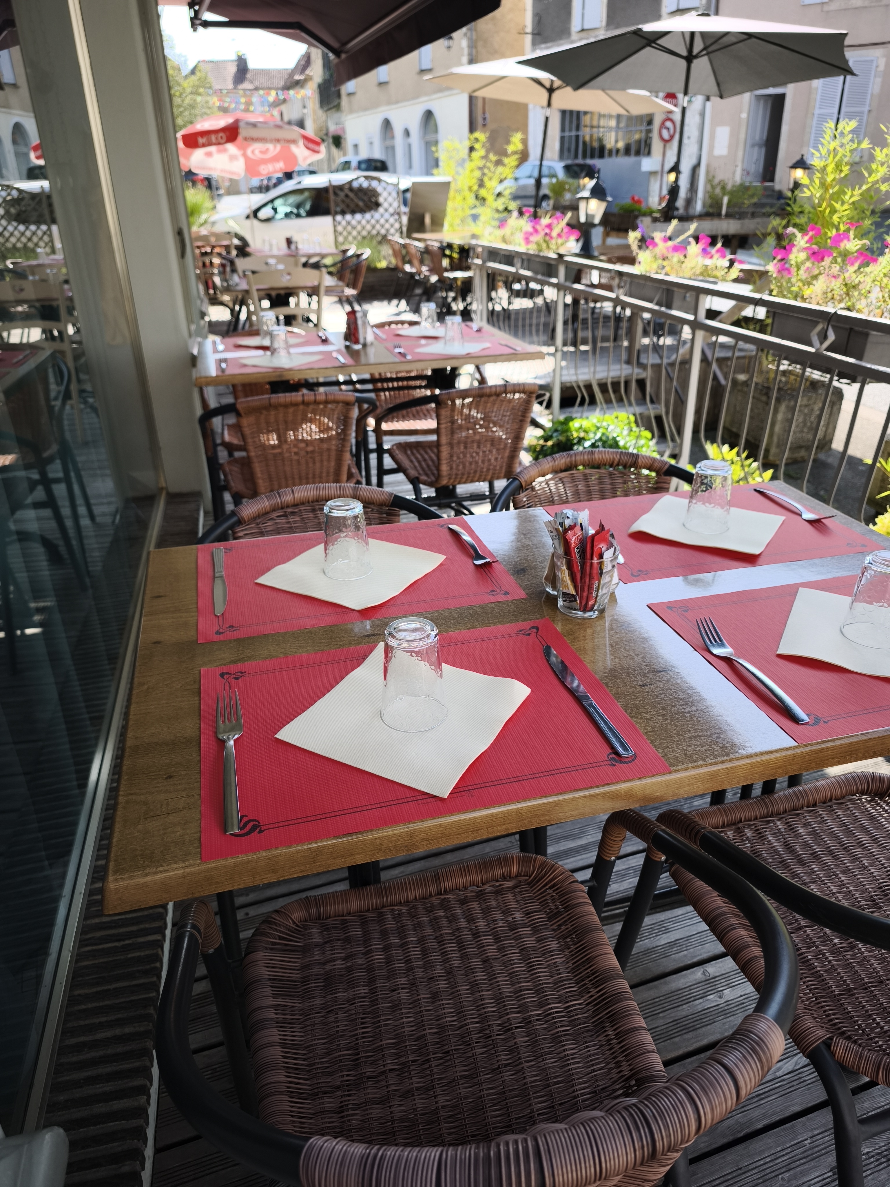 En plein centre-ville du village, ce restaurant dans la rue principale, très passante, bénéficie de nombreuses places de parking et d'un emplacement très attractif avec terrasse. L'établissement est parfaitement entretenu et en très bon état général. Il possède une alarme et des équipements de cuisine en parfait état. Les deux salles du restaurant sont de 20 et 32 m² avec bar et Licence 4.  Terrase de 40 m². La réserve est d'une surface de 70 m². La capacité d'accueil est de 44 couverts en salle et de 28 couverts en terrasse. La clientèle est à la fois ouvrière, locale et touristique.