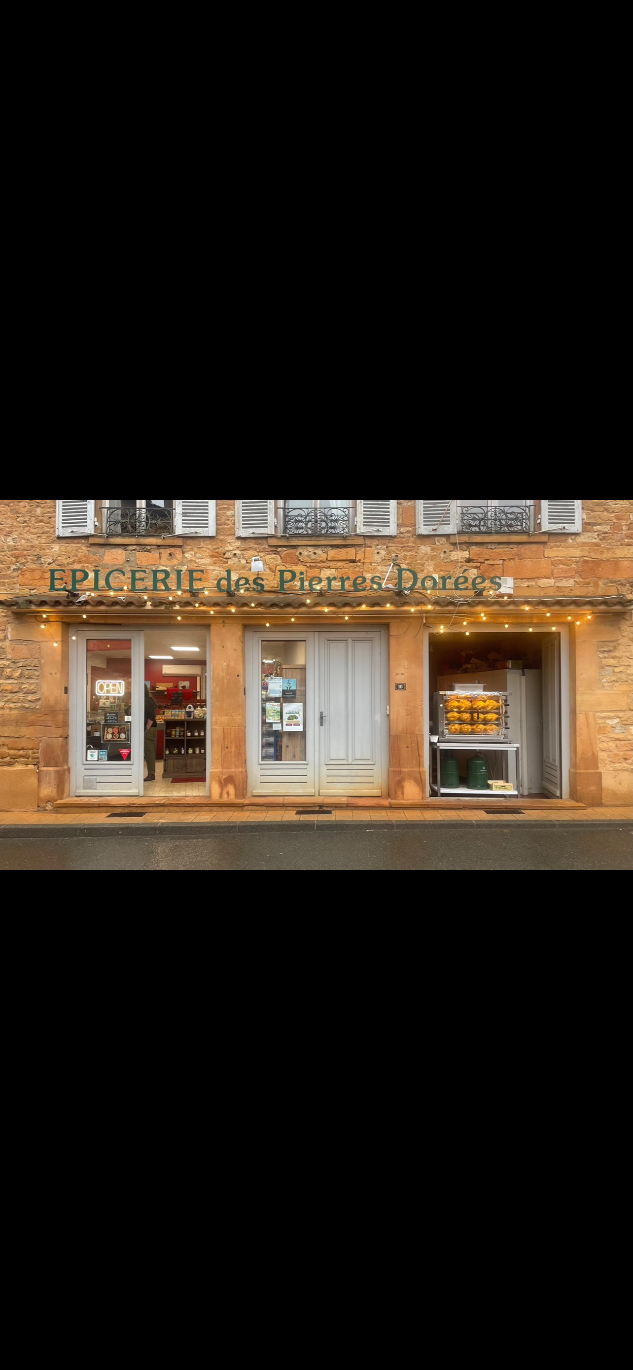 L’épicerie des pierres dorées est située à Charnay, un village pittoresque du beaujolais dans le Rhône.
Nichée sur la place du château elle bénéficie d’un cadre authentique au cœur de la région des pierres dorées réputée pour ses paysages vallonnés et ses bâtiments en pierres dorées.
Entourée de vignes et imprégnée d’un riche patrimoine historique, elle est également proche de Lyon (environ 30 km) attirant aussi bien les habitants locaux que les visiteurs en quête de produits du terroir et d’une ambiance typiquement beaujolaise.
L’épicerie dispose d’un emplacement privilégié dans un village dynamique de plus de 1000 habitants et de plusieurs commerces( bar, tabac,presse restaurants,boulangerie, coiffeur pôle santé etc…
Le fonds de commerce est exploité en tant qu’épicerie mais possibilité de transformer le local en autre type de commerce selon votre projet.
Une opportunité rare avec un loyer très bas.