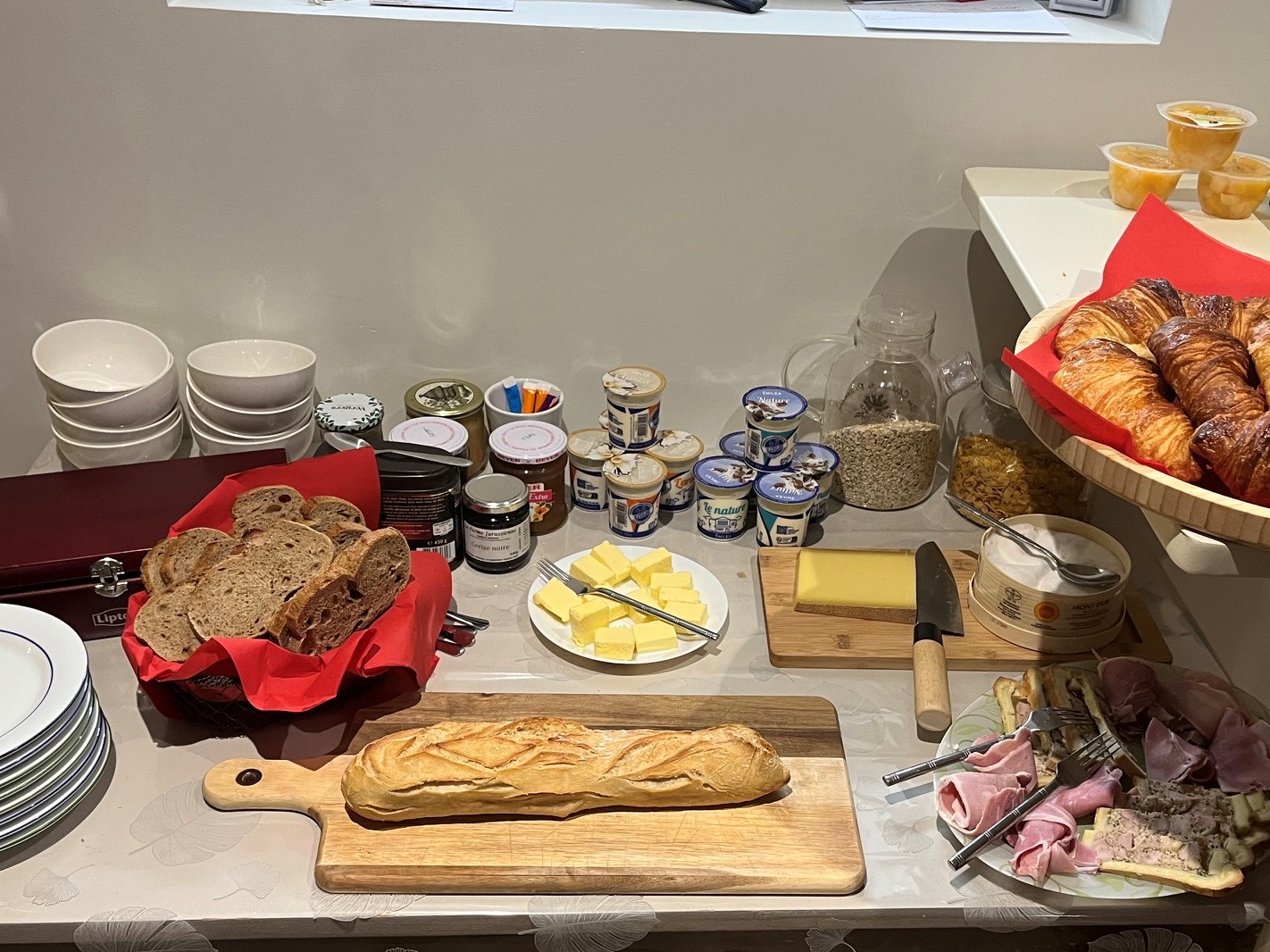 Location locaux hébergement et restauration
Haut jura
Clientèle visée : Randonneur, VTT, Ski

Mais peut aussi répondre à une clientèle plus urbaine en recherche de quiétude ou de moment de convivialité (séminaire)

Etablissement en semi-activité – potentiel non exploité compte tenu d’une double activité mais fort potentiel. 

Atout de l’établissement 
- Emplacement stratégique
- Locaux prêts à fonctionner avec tout le matériel – salle et terrasse pour une trentaine de couverts 
- Possibilité de logement de fonction sur place

Avec une croissance d’activité, la gestion nécessitera à minima 2 ETP. 

1 er contact par téléphone pour une présentation plus complète des lieux – laisser un message si non réponse – ne seront rappelés que les personnes ayant laissé un message avec leur nom et créneaux horaires pour les rappeler. 
Au plaisir d'échanger