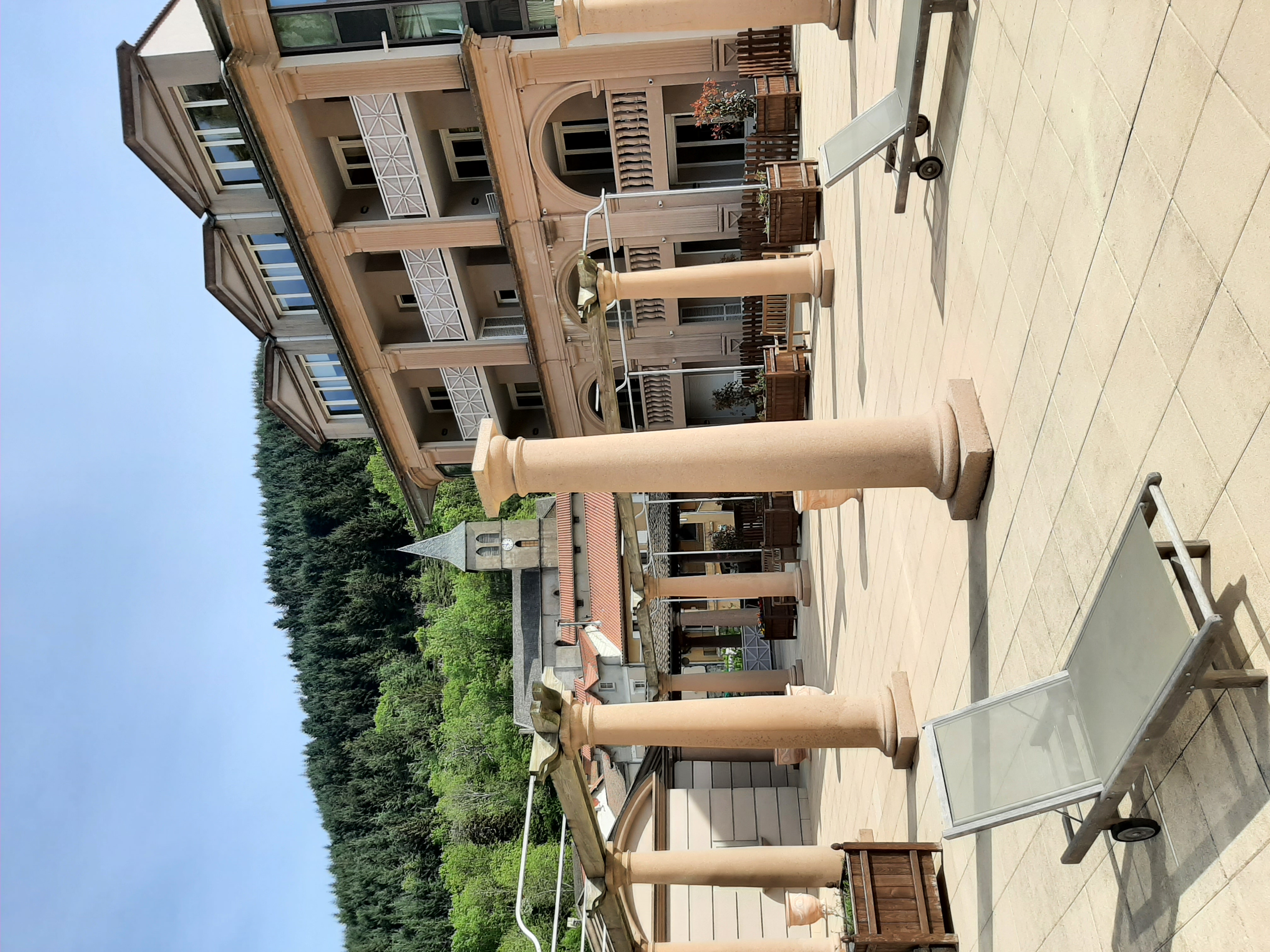 Gérant/Gérante de Restaurant 
Saison 2023

Les Thermes de Saint-Laurent les Bains, établissement convivial et familial, recherche pour son Bar-Restaurant "L'AIGLON" un chef gérant pour la saison 2023.

Son équipe dynamique sera heureuse d'accueillir un chef motivé qui saura créer un lieu sympathique et une table incontournable !

Très bien situé(au cœur de la Résidence des Thermes : 95 appartements et sur le chemin de Stevenson / GR70), le restaurant dispose de la clientèle stable de la résidence, assurée par avance sur réservation, et propose une carte simple et locale pour les clients de passage.

Licence IV, entièrement équipé, salle de 50 couverts + terrasse très agréable de 30 couverts, loyer à négocier.

Saison : du 24 mars au 16 novembre 2023.

Ouverture : Matin ( PDJ), midi et soir 7/7 ou possibilité de 6 jours sur 7 avec préparation à l'avance de plateaux repas le dimanche et / ou certains soirs selon vos souhaits.

Possibilité d'organiser des soirées à thèmes, de développer l'activité ( plats à emporter, rôtissoire....), à vos propositions !

Clientèle :
- Curistes, remise en forme et SPA ( Pension complète ou Demi-pension)
- Clientèle de passage...

Cuisine : de terroir/traditionnelle (sensibilité diététique / santé serait un plus).
Travail des produits locaux et de saison.
Expérience et références souhaitées.

Plus d'informations/candidatures : 
*Par courrier : La Direction, Chaine Thermale du soleil, Thermes de St Laurent, 07590 St Laurent les Bains  
*Par mail : fanny.remiller@chainethermale.fr
*Contact : 04 66 69 72 70 ou 04 66 69 75 30