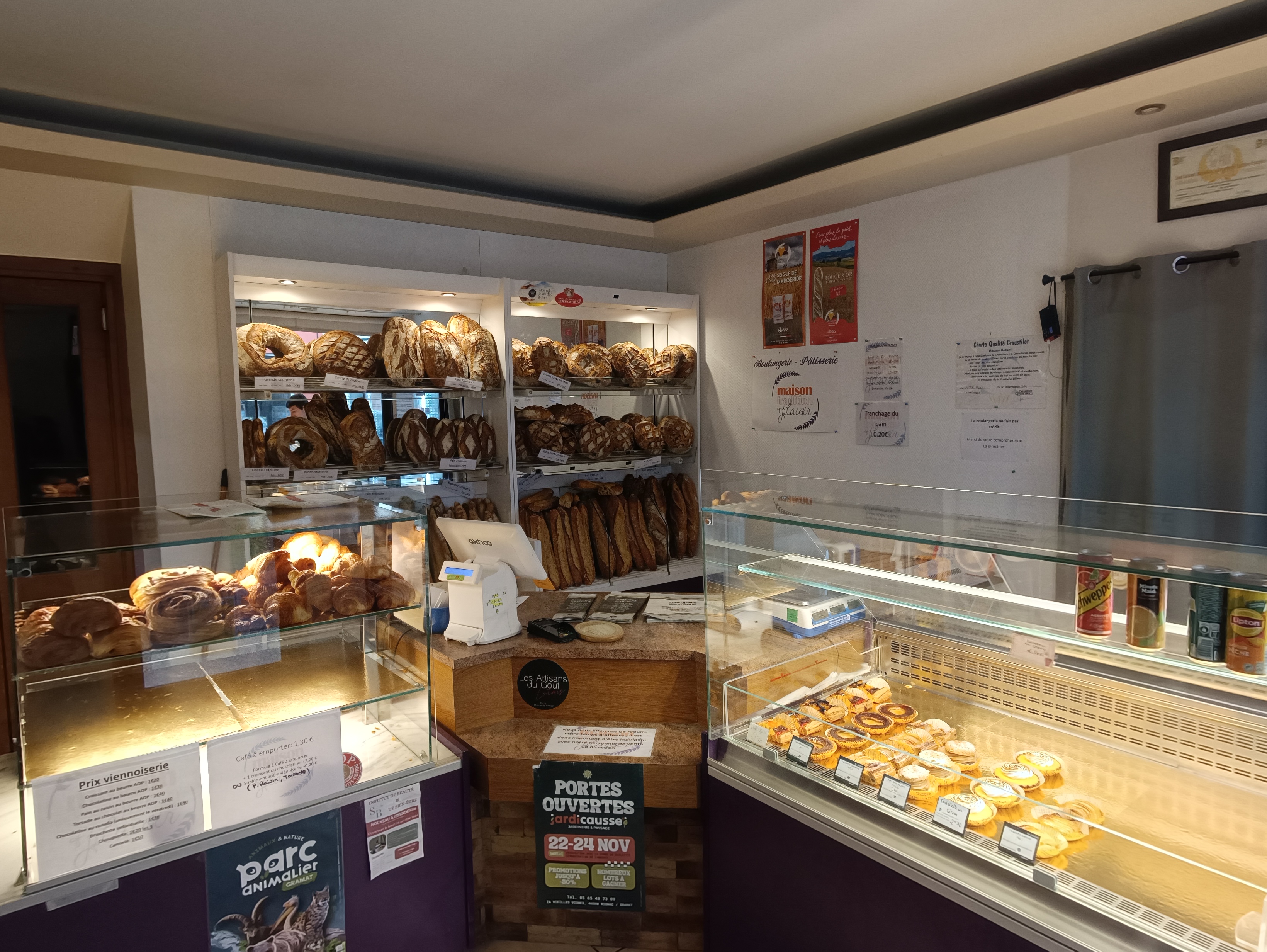 Boulangerie-Pâtisserie à Céder dans le Lot
Vous rêvez de reprendre une activité artisanale bien établie dans un cadre idyllique ? Voici une boulangerie-pâtisserie multi-sites clé en main, idéalement située à Thégra et Gramat, à proximité des hauts lieux touristiques de Rocamadour et Padirac.
🔎 Détails de l’activité :
Deux sites d’exploitation :
📍 Thégra : boutique (30 m²) + atelier de fabrication (100 m²).
📍 Gramat :point de vente (120 m²),//20m2// local technique et appartement (75 m²).
Clientèle fidèle : particuliers et professionnels (collège, maison de retraite, commerces locaux).
Équipe en place :
✔ Thégra : 1 vendeur (ETP)+ le boulanger
✔ Gramat : 3 vendeurs à temps partiel, 1 boulanger (ETP), 1 apprentie, et 2 gérants (boulanger et pâtissière).
💶 Chiffres clés :
CA annuel : 493 000 € (1/3 à Thégra, 2/3 à Gramat).
Matériel estimé à 138 000 €.
Prix de vente : 190000€
🌟 Points forts :
Fournisseurs reconnus : Moulin d’Antoine, Moulin Tamier,Amadieu et moulin rivière…
Dérogation pour la vente d’alcool à Thégra.
Activités complémentaires à développer : relais poste, relais colis, épicerie.
Potentiel de croissance auprès de la clientèle touristique et professionnelle.
📌 Raison de la cession :
Transmission pour raisons de santé, avec accompagnement prévu pour une passation dans les meilleures conditions.
📞 Pour plus d’informations :
Contactez nous
👉 Un projet idéal pour un artisan ou un entrepreneur souhaitant s’implanter durablement et développer une activité rentable dans une région dynamique.