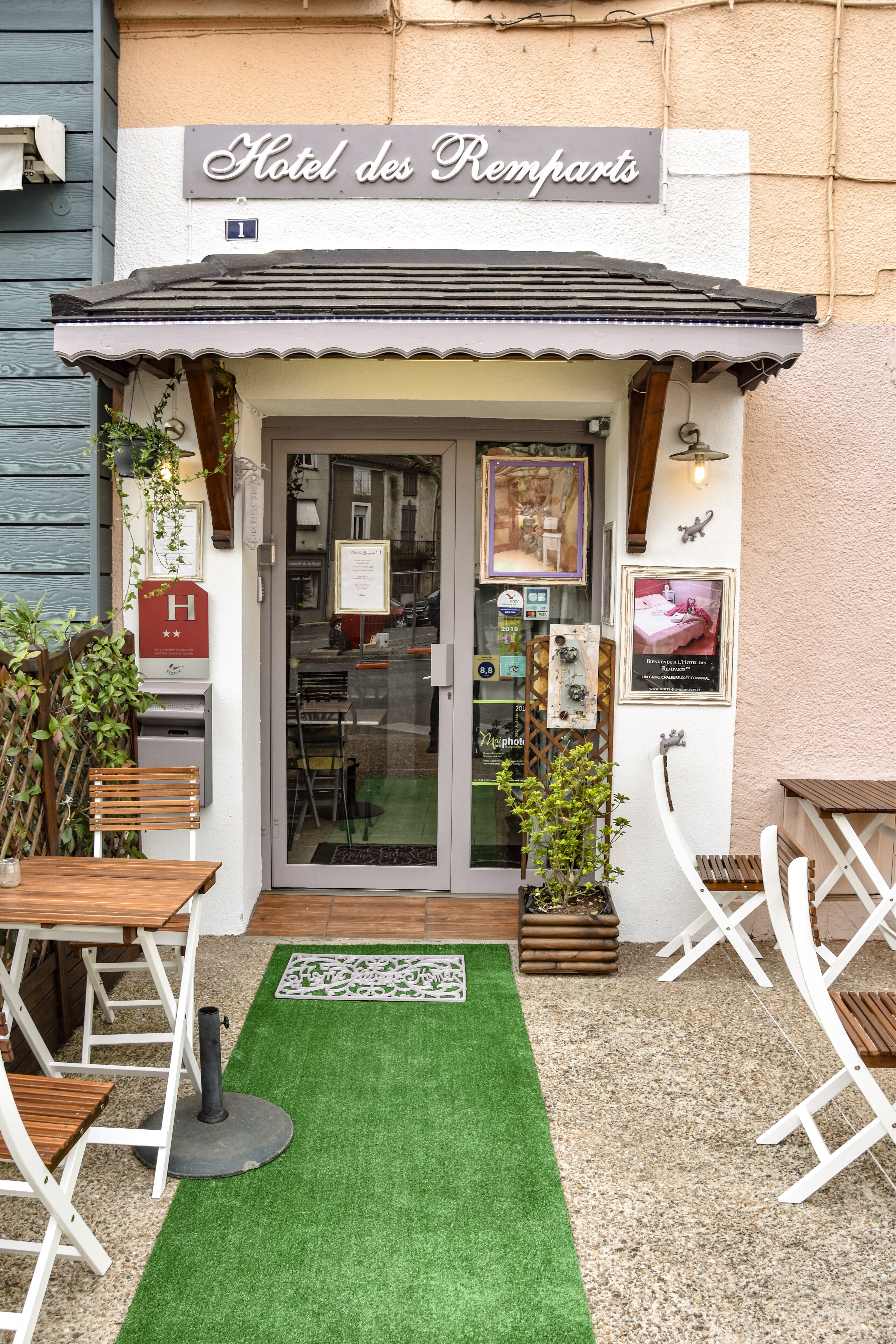 VEND CAUSE RETRAITE Fond de commerce hotel 2 Etoiles , idéale pour un couple .
Bon chiffres d'affaire 9 chambres de 1 a 6 personnes.
Rénové en 2021 ( peinture, sommiers, matelas, chaudière ,housses de couettes, couettes, etc. )
emplacement idéal a proximités du centre ville .
classification 2 Etoiles renouvelé valable jusqu' en 2027
contrôle de la ville et de sécurité valable pour 5 ans favorable jusqu'en 2027
Un grand appartement juste au dessus de l'hotel pratique aucun frais supplémentaires ( salon, cuisine ,deux toilettes et deux salles de bain 175 M2. 4 chambres . buanderie pièce pour le stock plus grenier pour débarras ,hall bureau) photos sur demande pour l'appartement. parking au pied de l'hotel surveiller par la vidéo de la ville. Plus de photo sur booking, tripaDvisor, youtubes video
LOYER DES MURS 815 EUROS charge comprises
hotel des remparts Villeneuve sur lot