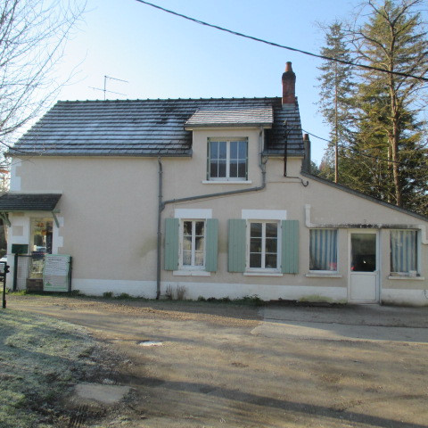 dans un village de 700 habitants proche de Sancerre,  avec toutes commodités , école, médecin, maison médicale, pharmacie, bar tabac, épicerie, garage avec vente, réparations essence, marché le vendredi, ESAT, borne électrique, fibre, future maison séniors...boulangerie bien équipée , moteurs changés pour moteurs tropicaux mis en extérieur, silo à farine, composée en RC d'une boutique, cuisine, bureau, réserve ,wc, labo pâtisserie, à l'étage habitation 3 pièces et sdb. petite dépendance - grand fournil avec 2 accès sur le jardin ou la cour. grange . terrain de 700 m2- possibilité d'acheter les murs.