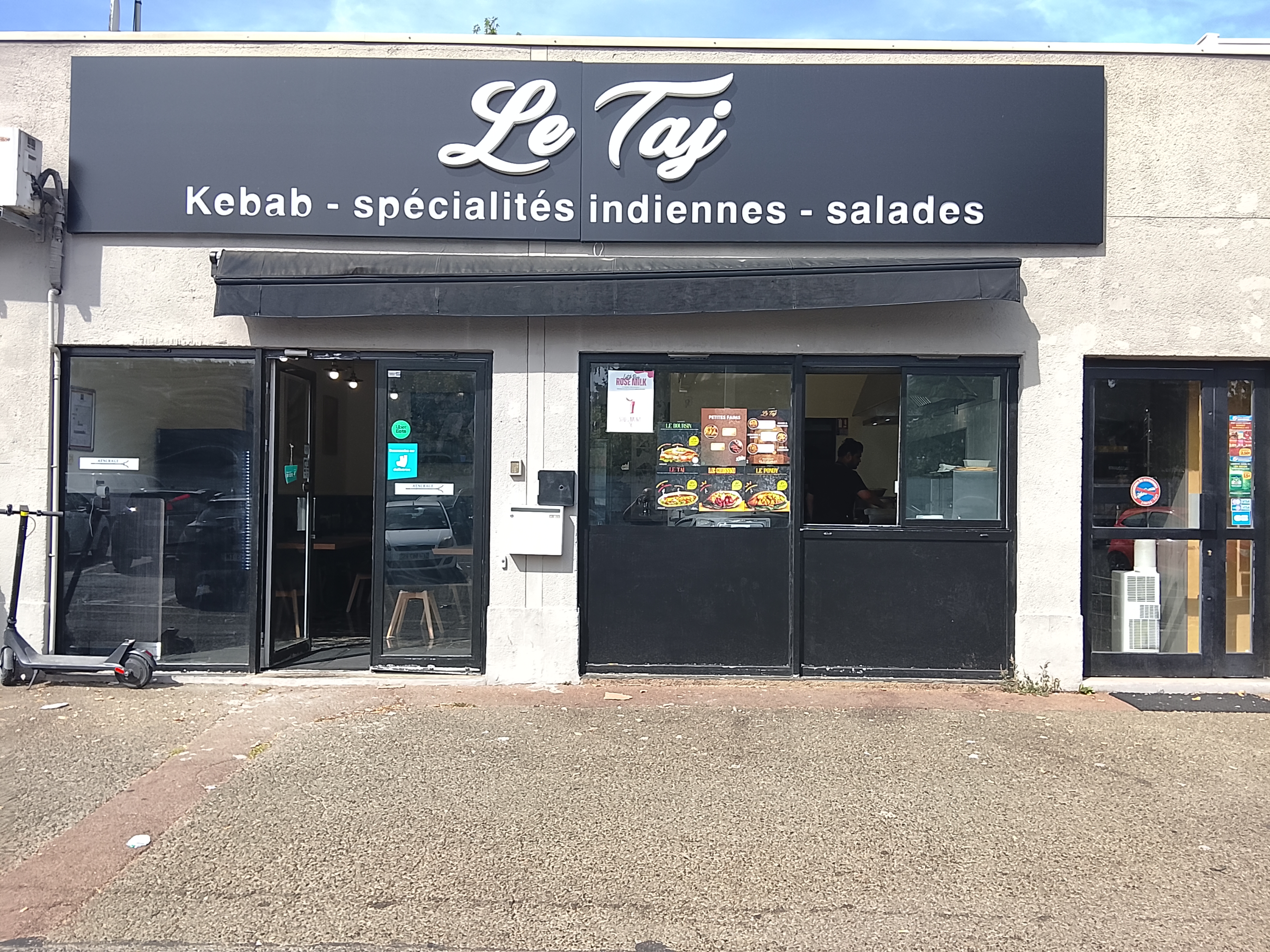 vend restaurant de 50 m2 , dans zone commercial , avec un parking de 60 places , seuil restaurant sur la zone commercial , possible d'avoir terrasse de 20 places , je vend pour cause de problème de sante , Lucé ce ville qui bouge et qui avance bien .
